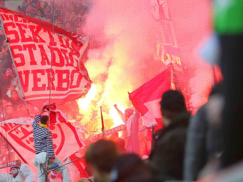 Änhänger des 1. FC Köln zündeten während des Rheinderbys bei Borussia Mönchengladbach Pyrotechnik und stürmten am Ende der Partie den Platz.