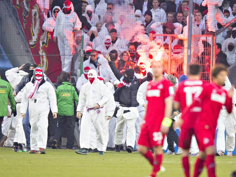 Änhänger des 1. FC Köln zündeten während des Rheinderbys bei Borussia Mönchengladbach Pyrotechnik und stürmten am Ende der Partie den Platz.