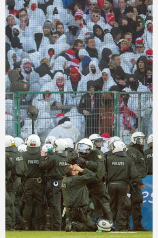 Änhänger des 1. FC Köln zündeten während des Rheinderbys bei Borussia Mönchengladbach Pyrotechnik und stürmten am Ende der Partie den Platz.