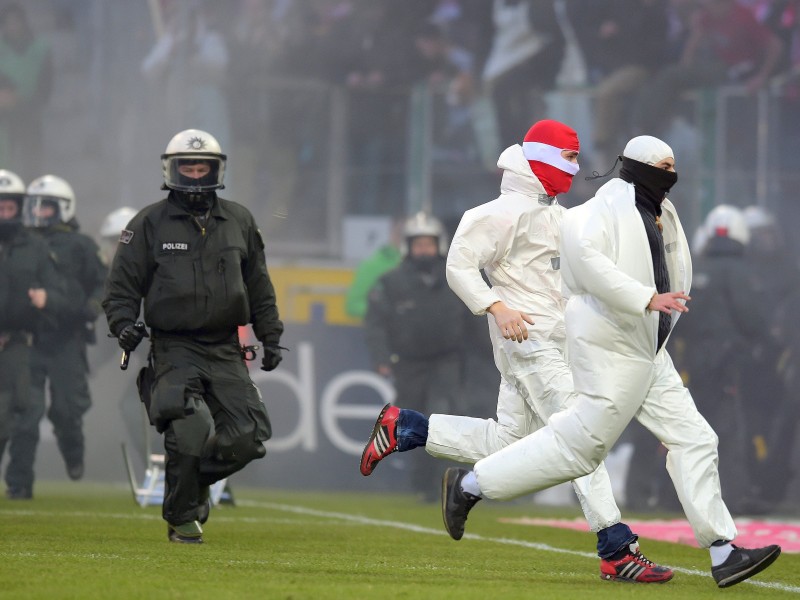 Änhänger des 1. FC Köln zündeten während des Rheinderbys bei Borussia Mönchengladbach Pyrotechnik und stürmten am Ende der Partie den Platz.