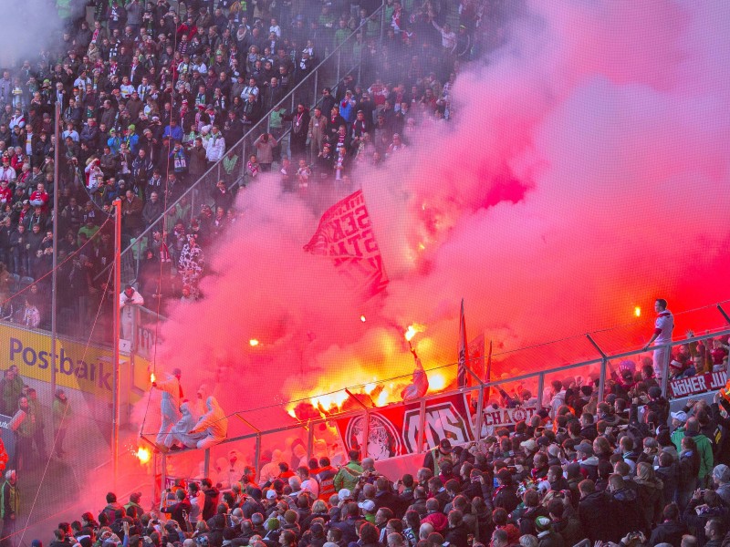 Änhänger des 1. FC Köln zündeten während des Rheinderbys bei Borussia Mönchengladbach Pyrotechnik und stürmten am Ende der Partie den Platz.