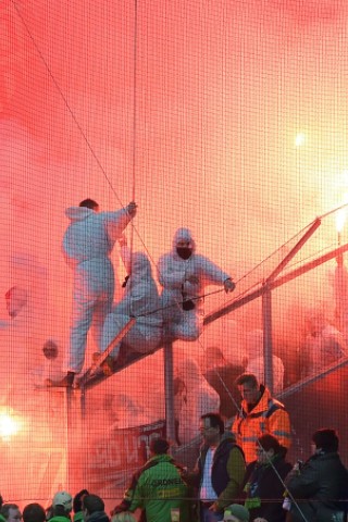 Änhänger des 1. FC Köln zündeten während des Rheinderbys bei Borussia Mönchengladbach Pyrotechnik und stürmten am Ende der Partie den Platz.