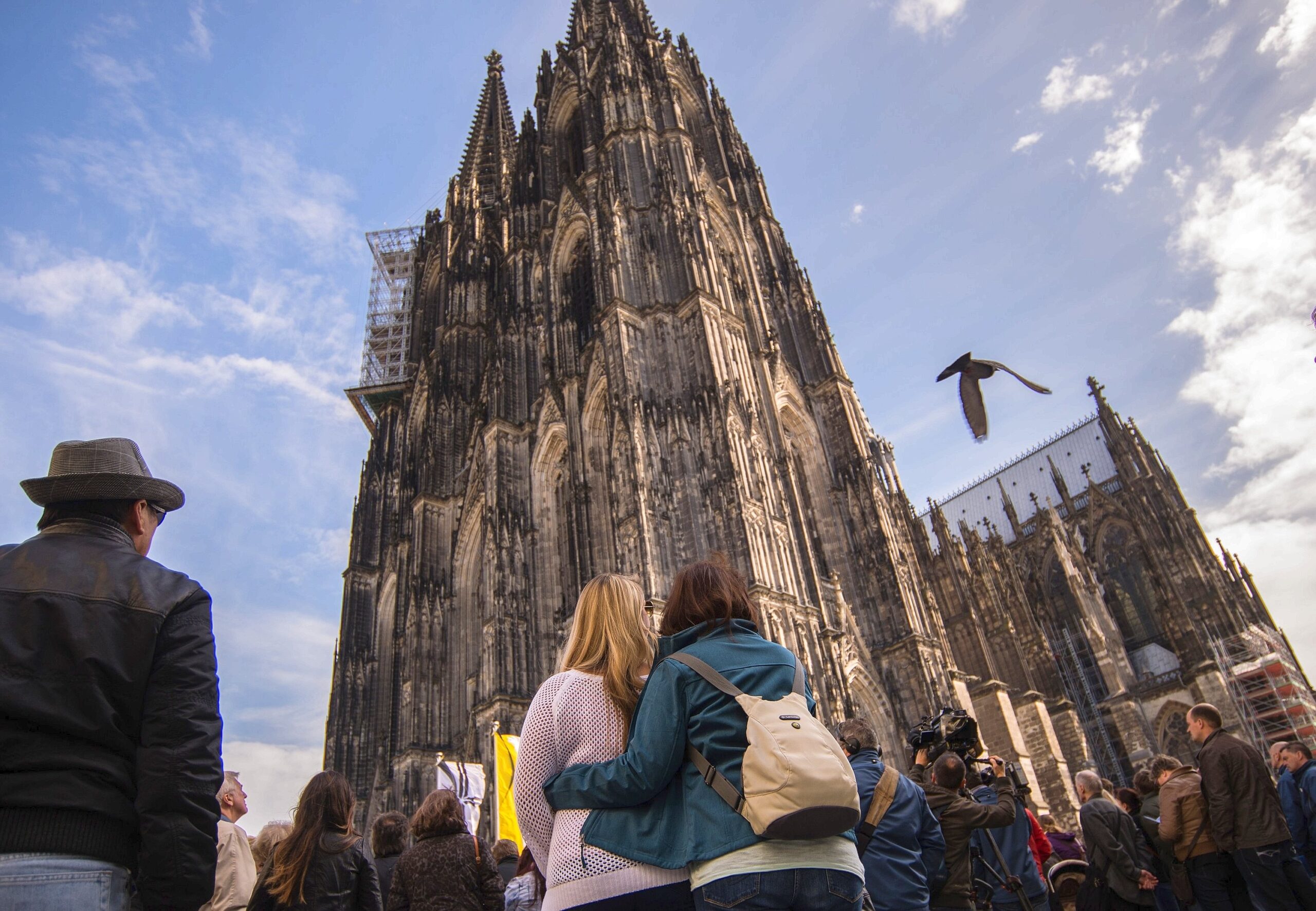 Mit einem Gottesdienst und einem staatlichen Trauerakt haben am Freitag rund 1400 Menschen im Kölner Dom der Opfer des Absturzes der Germanwings-Maschine am 24. März gedacht. Unter den...