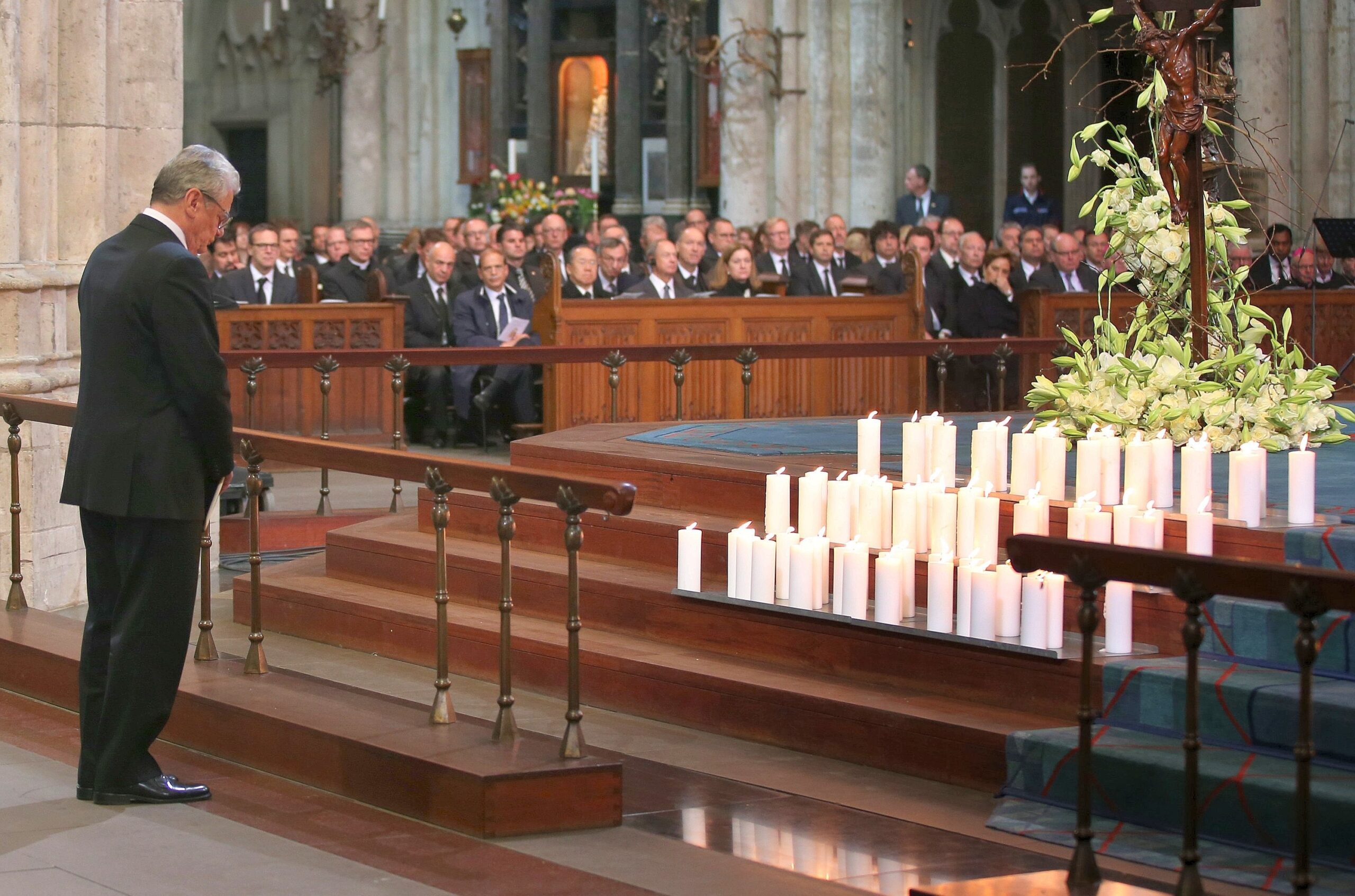 ...Joachim Gauck hielt vor den Kerzen für die Opfer der Katastrophe inne. Gauck...