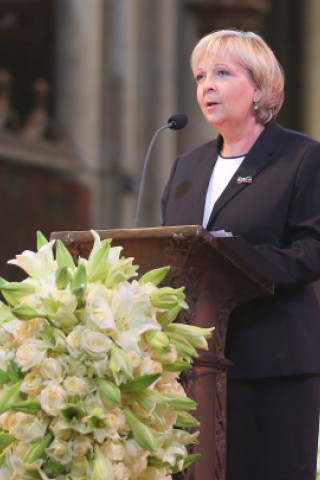 NRW-Ministerpräsidentin Hannelore Kraft sprach den Angehörigen der Absturz-Opfer zu. In den vergangenen Wochen der Trauer habe sie...