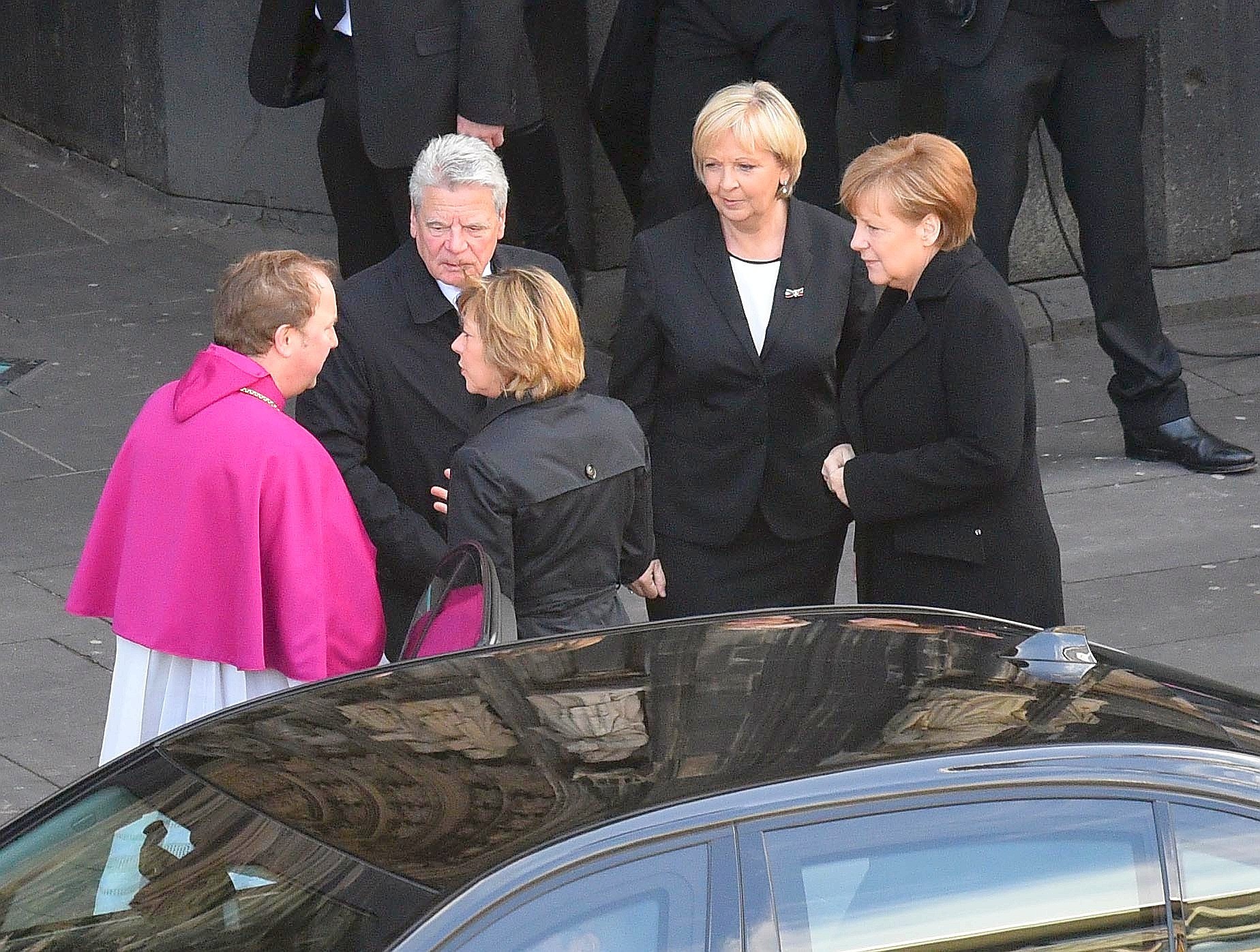 ...Gästen waren Bundespräsident Joachim Gauck (2. v.l.) und seine Lebensgefährtin Daniela Schadt, Bundeskanzlerin Angela Merkel (r.) und NRW-Ministerpräsidentin Hannelore Kraft (2.v.r.). Der Domdechant Robert Kleine (l.) begrüßte die Gäste. Bei dem...