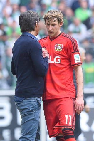 Stefan Kießling (rechts) erzielte ein Abseits-Tor.