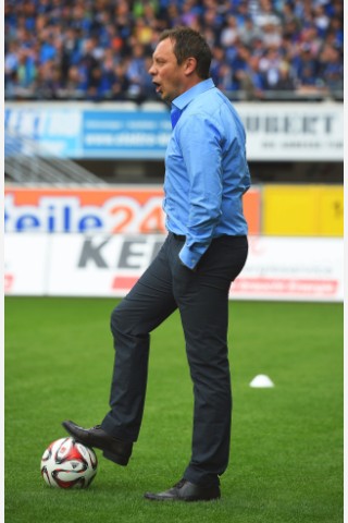 Seine Profi-Karrie begann er 1991 bei Hannover 96 und gewann 1992 mit dem Verein den DFB-Pokal.