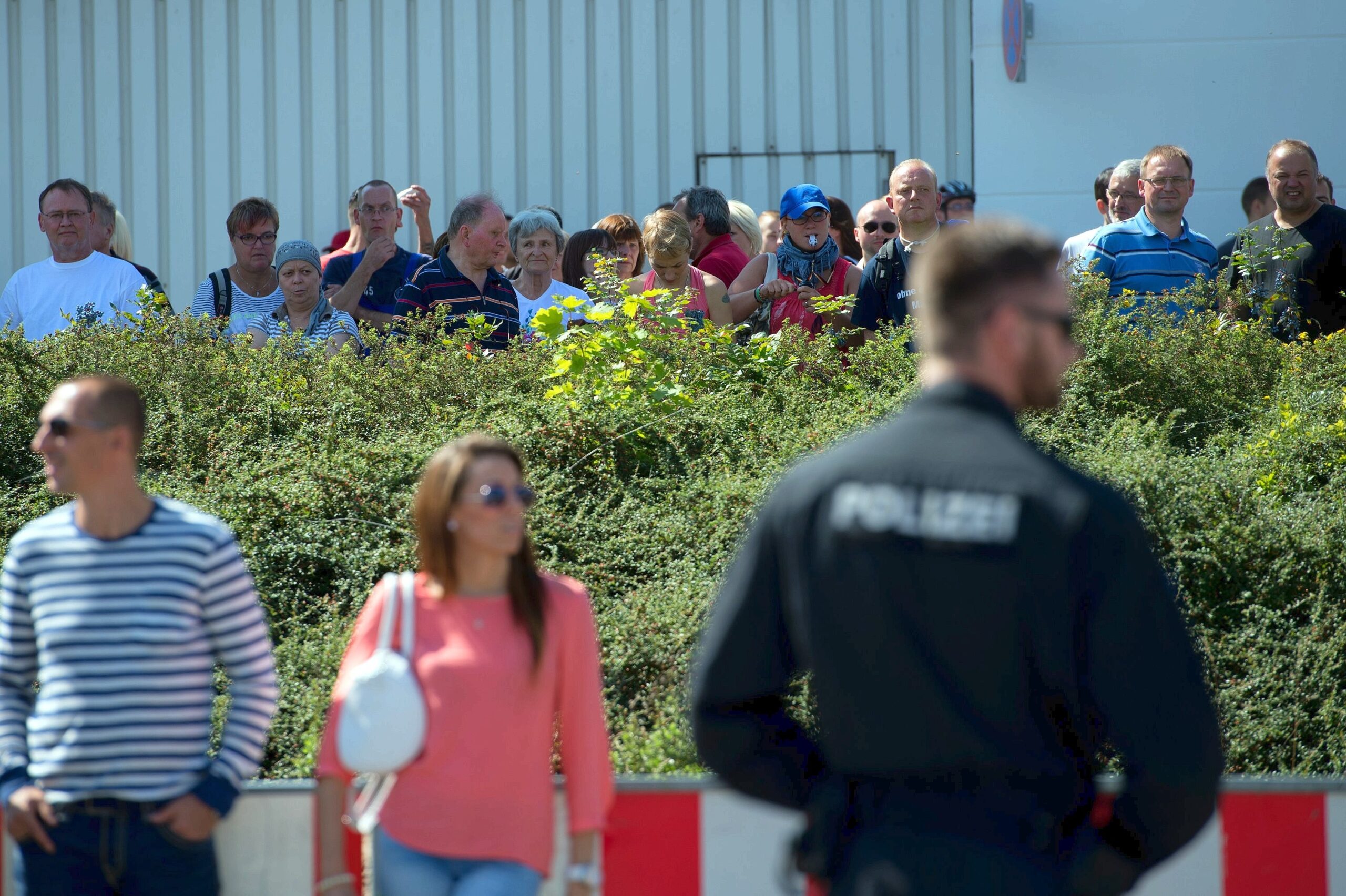 Viele Schaulustige kamen während des Besuches von Bundeskanzlerin Merkel zur Flüchtlingsunterkunft.
