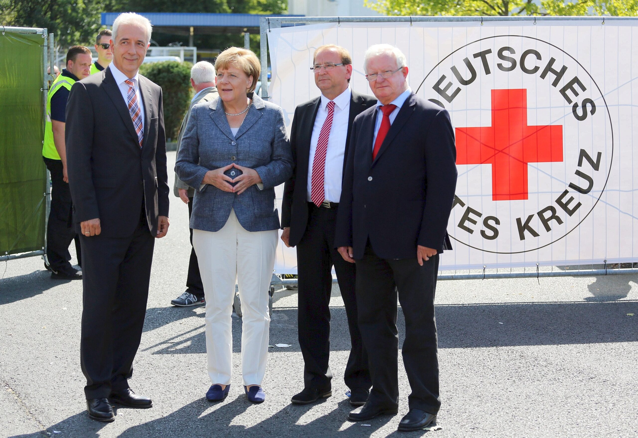 Bundeskanzlerin Angela Merkel traf neben Sachsens Ministerpräsident Stanislaw Tillich (links) auch DRK-Präsident Rudolf Seiters (rechts) und Heidenaus Bürgermeister Jürgen Opitz (CDU, 2.v.r.).