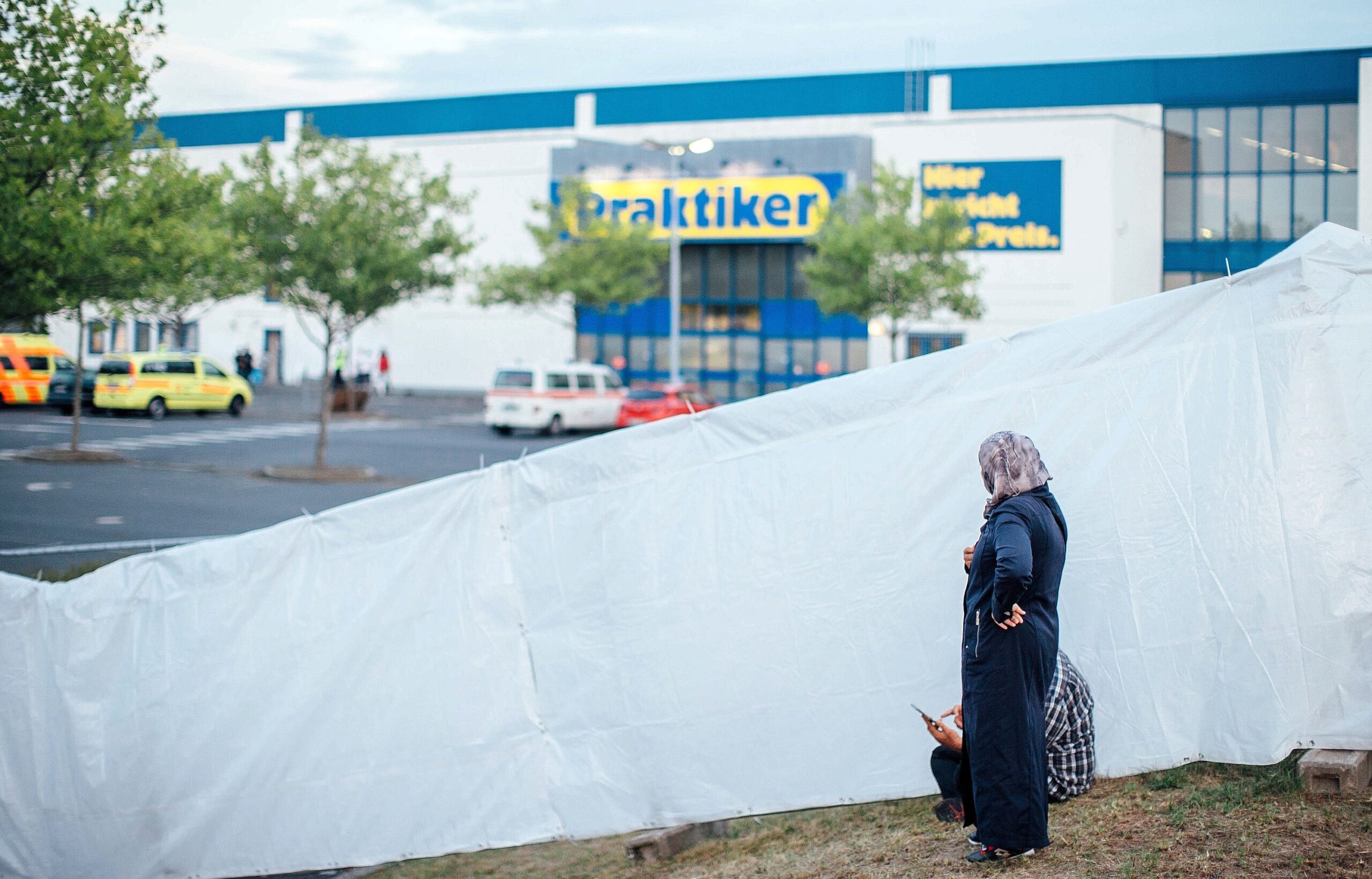 Untergebracht in einem ehemaligen Baumarkt: Ein Flüchtlingspaar zwei Tage vor Merkels Besuch.
