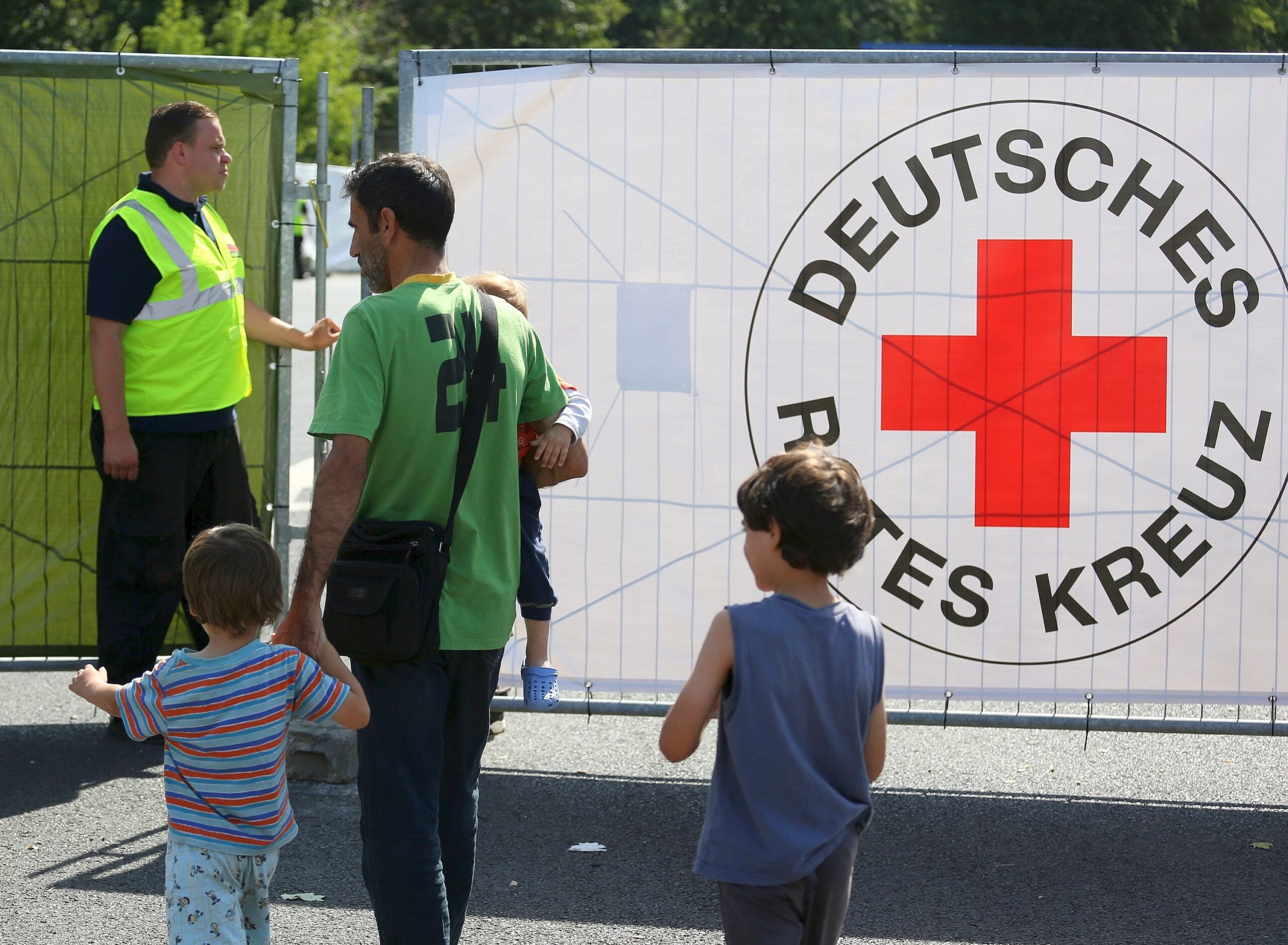 Viele Schaulustige kamen während des Besuches von Bundeskanzlerin Merkel zur Flüchtlingsunterkunft.