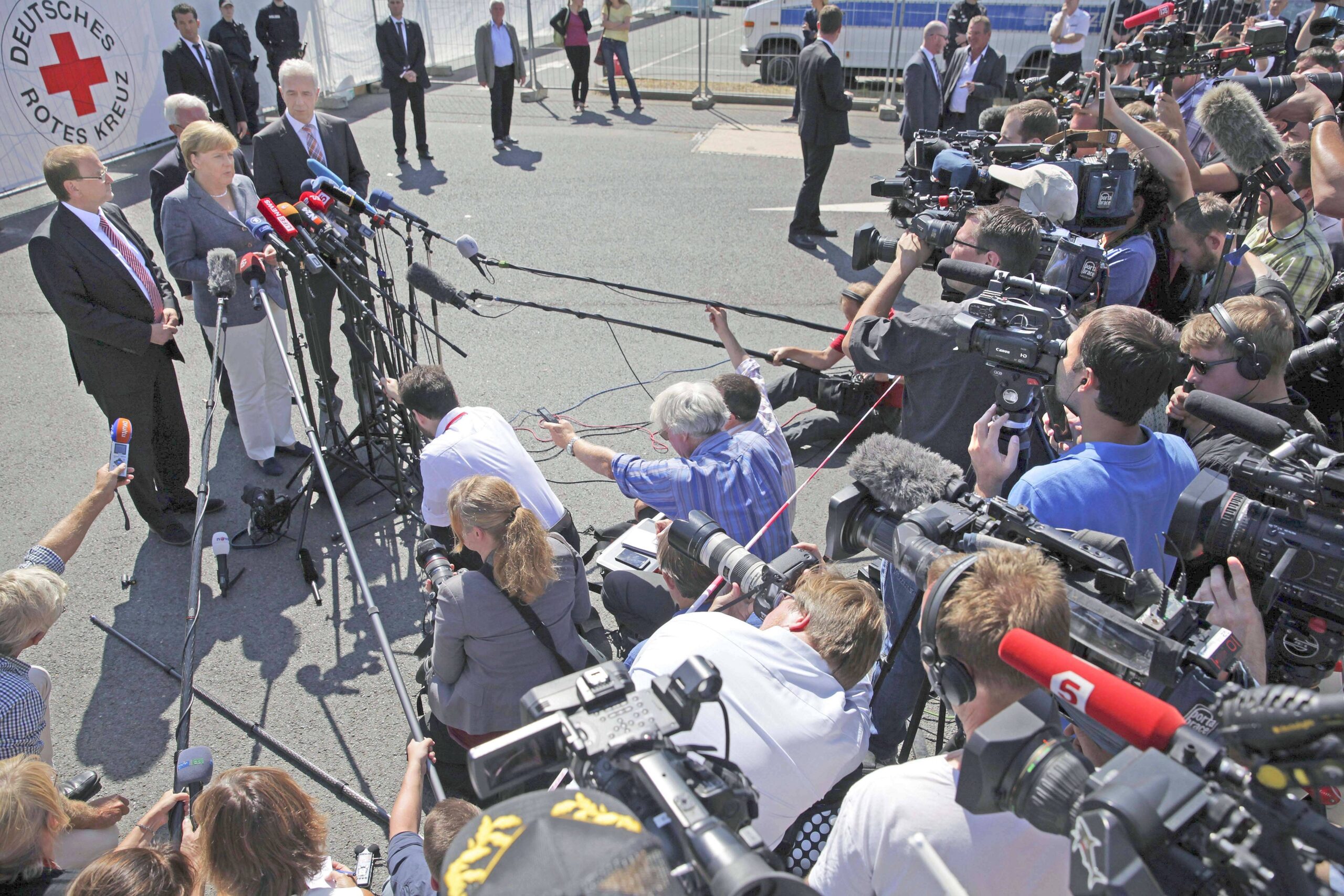 Das Medieninteresse an Merkels Besuch ist riesig.