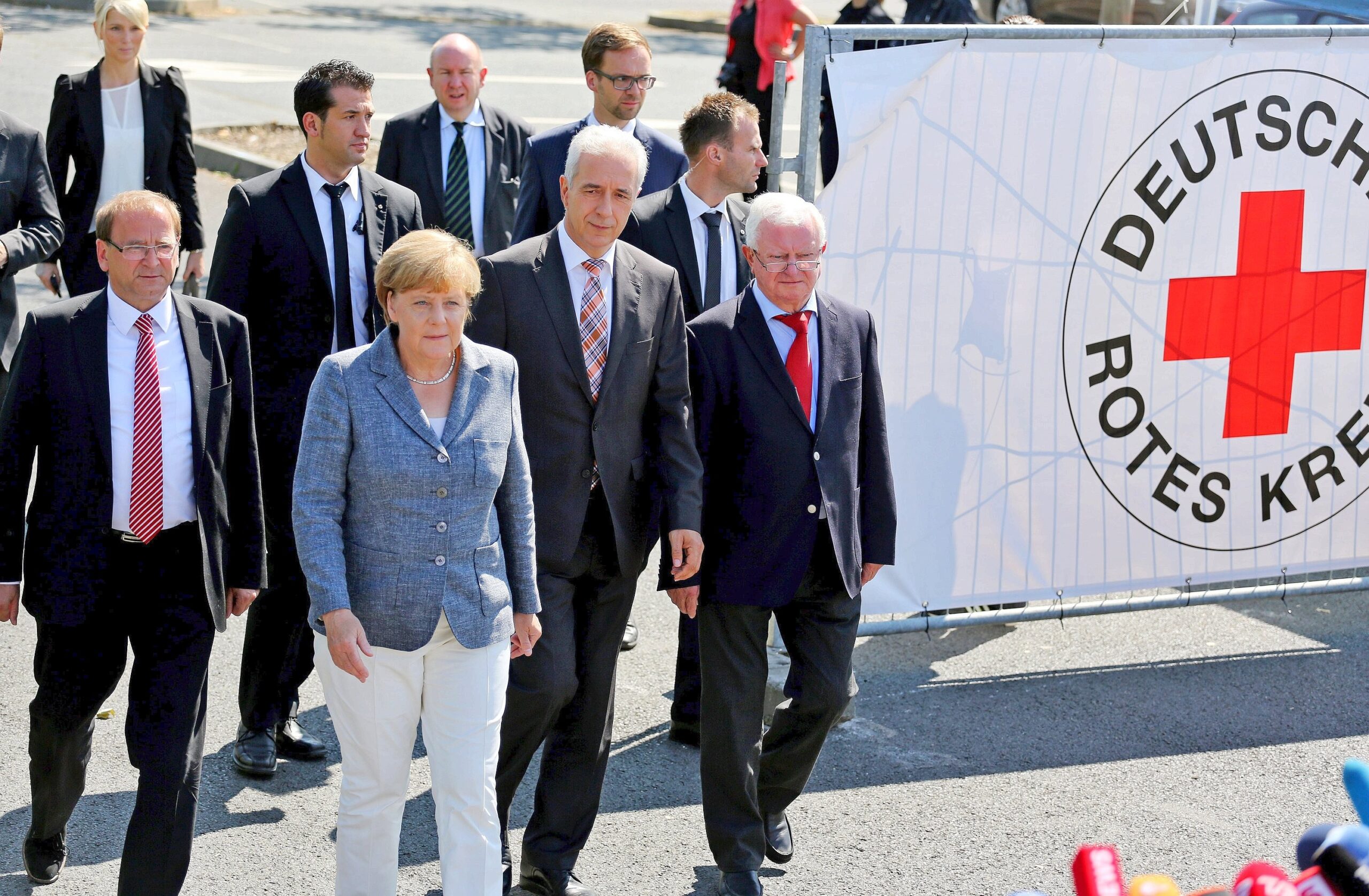 An Merkels Seite: Sachsens Ministerpräsident Stanislaw Tillich (CDU, 2.v.r.), DRK-Präsident Rudolf Seiters (r) und Heidenaus Bürgermeister Jürgen Opitz (CDU, l).