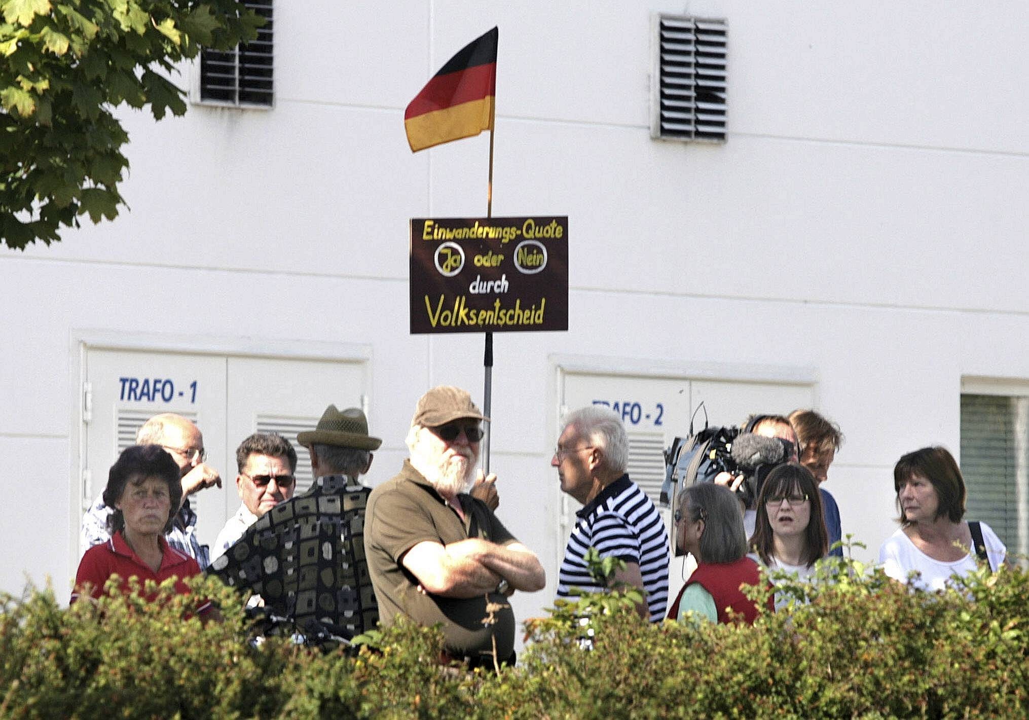 Protest gegenüber von der Flüchtlingsunterkunft: Die Demonstranten hielten Schilder und Deutschlandfahnen in die Höhe.