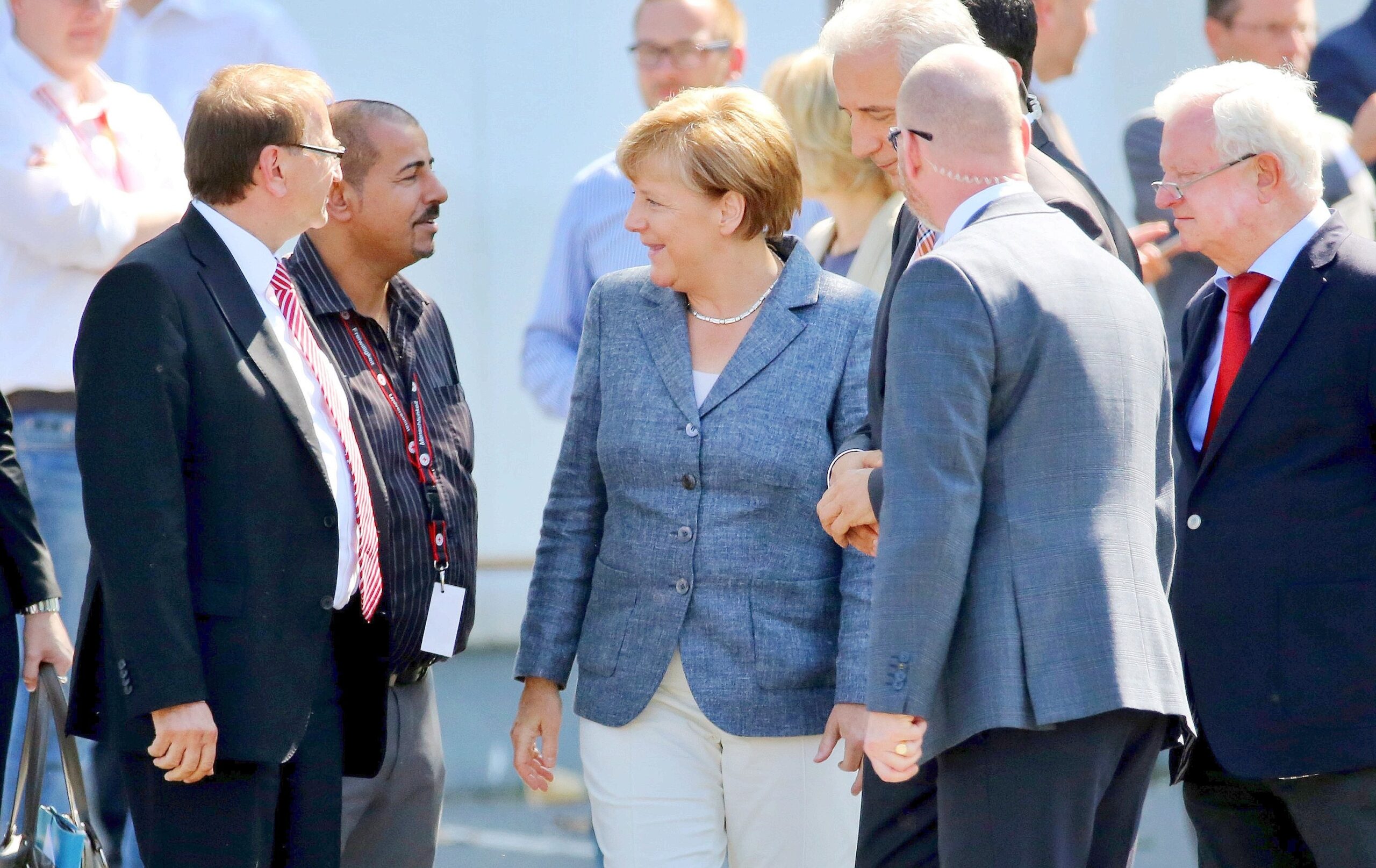 Gemeinsam ins Gespräch vertieft: Bundeskanzlerin Angela Merkel, Bürgermeister Jürgen Opitz (l), Sachsens Ministerpräsident Stanislaw Tillich (alle CDU) und DRK-Präsident Rudolf Seiters (r).