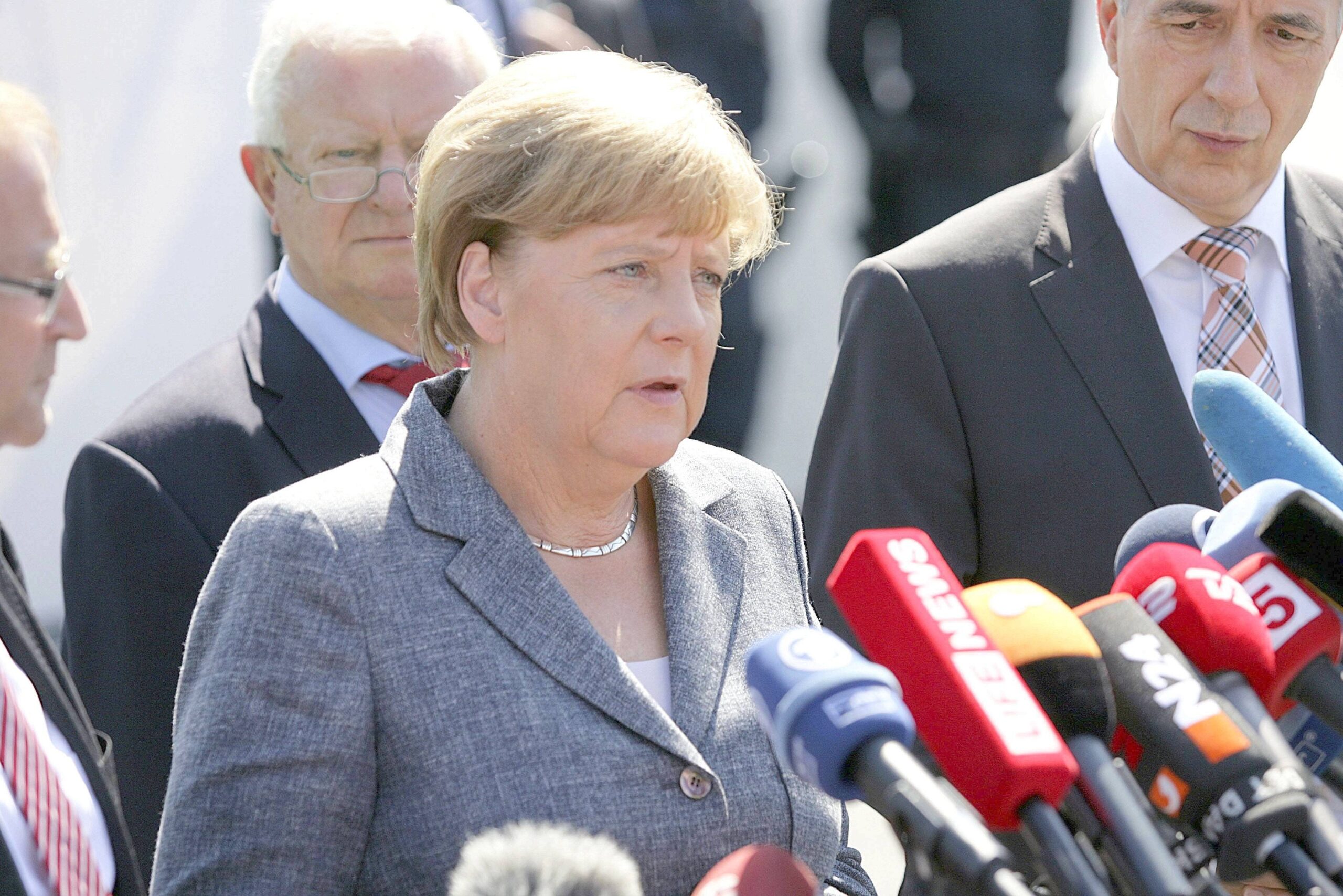Merkel dankte unter anderem dem Bürgermeister von Heidenau, Jürgen Opitz (CDU), für seine deutlichen Worte gegen die rechten Krawalle.