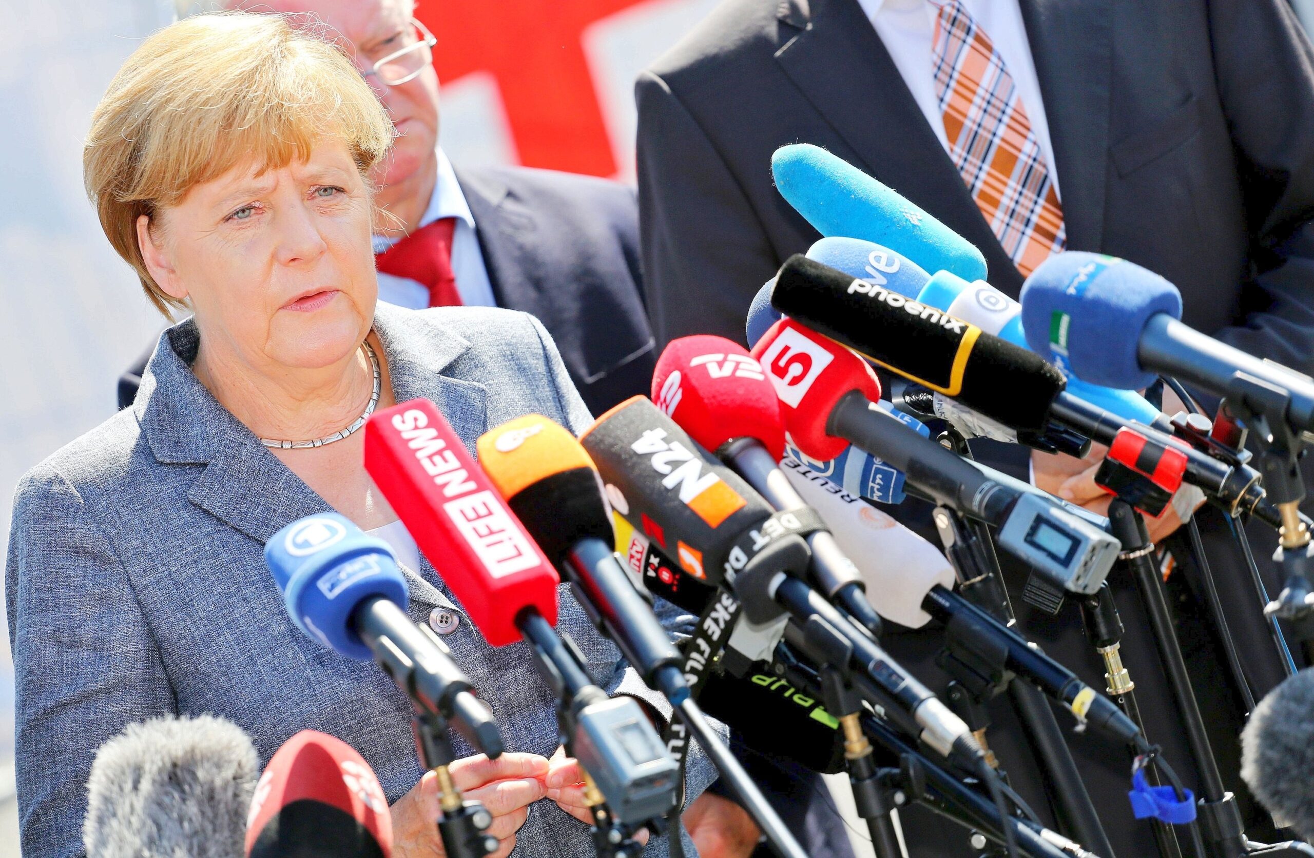 Merkel lobte die bei ihrem Besuch die ehrenamtlichen Helfer: Wir können uns freuen, dass viele Menschen mit anpacken.