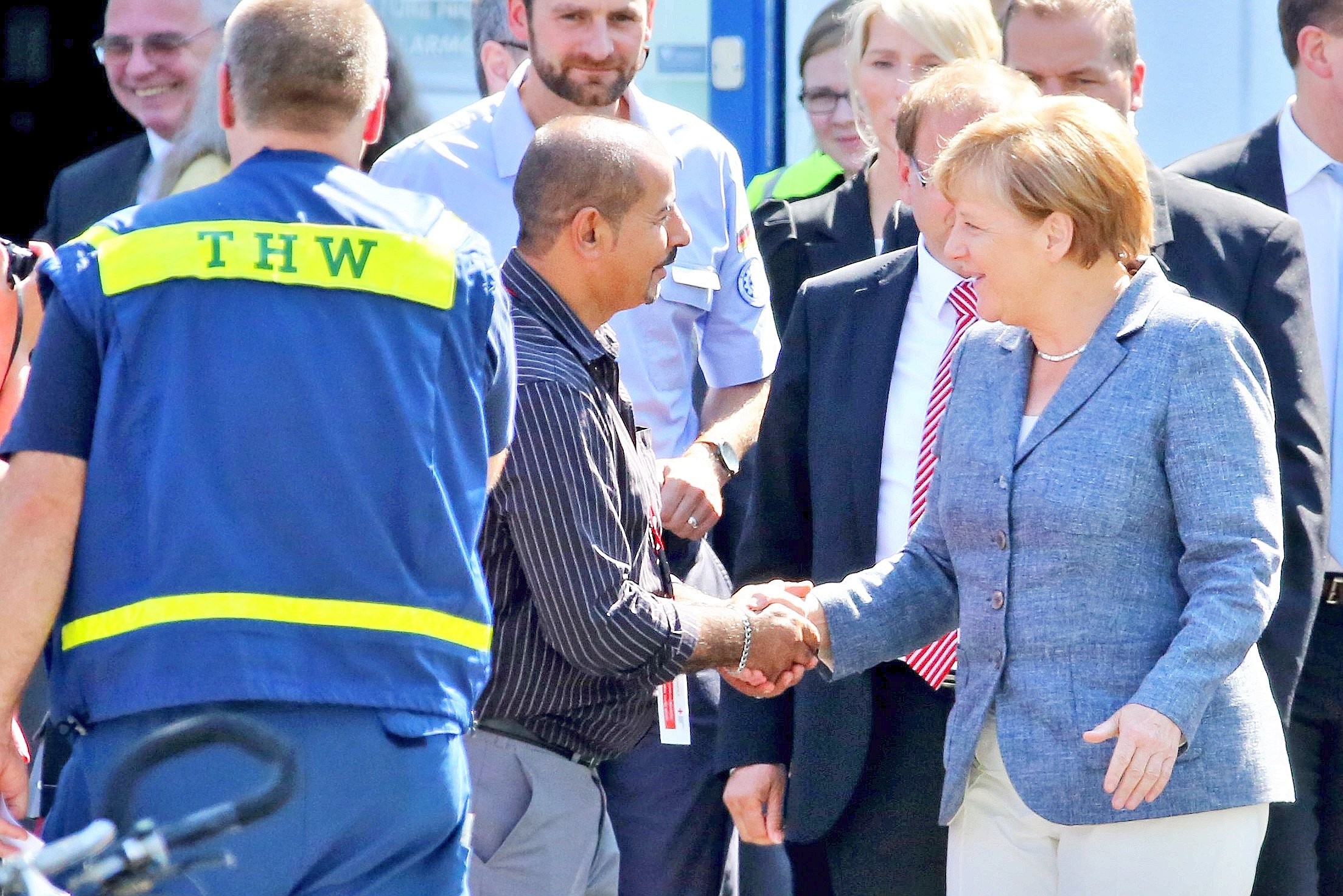 Genau wie in Duisburg-Marxloh suchte Angela Merkel auch in Heidenau Kontakt zu den Menschen vor Ort.