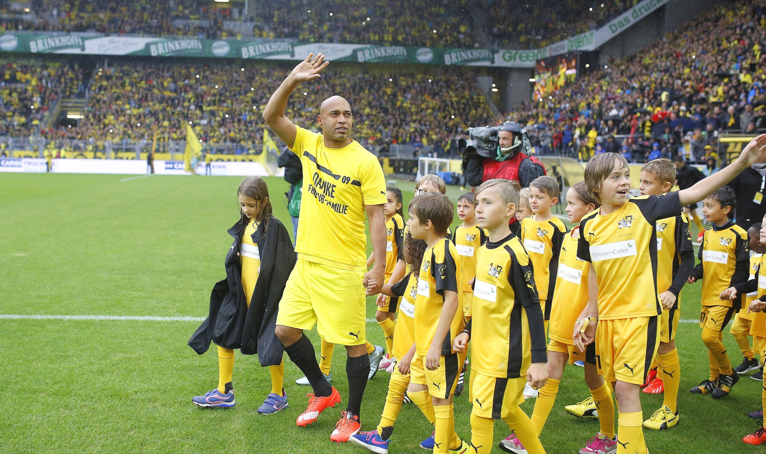 Leonardo Dede wird von den Fans und Weggefährten gefeiert.