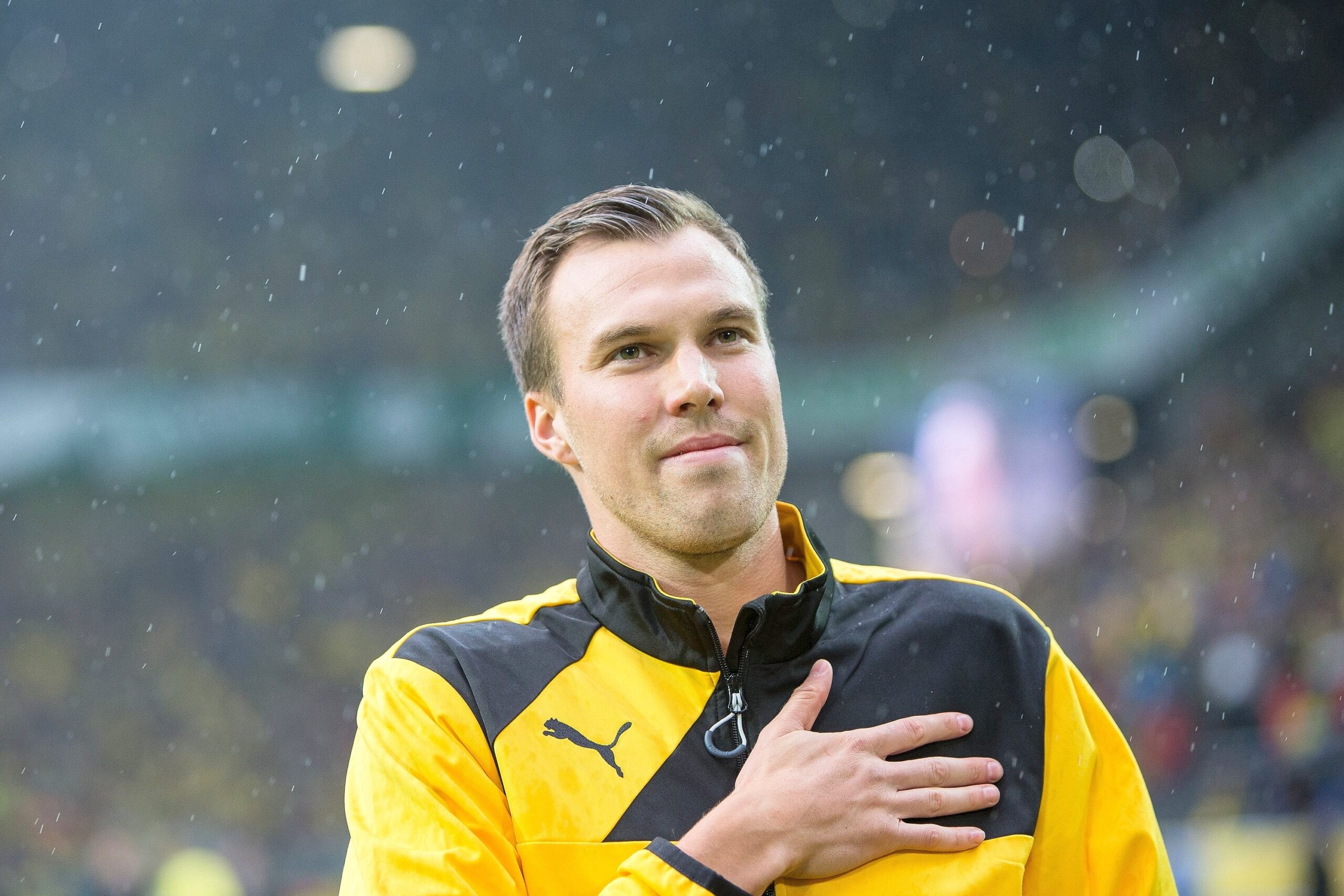 Kevin Großkreutz grüßt die Fans vor dem Spiel. Der Ur-Borusse wechselt in die Türkei.