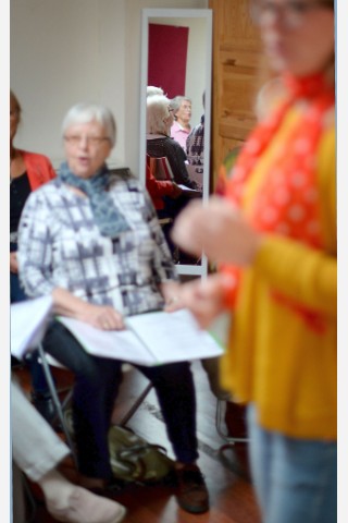 Mitglieder des Chores Goldies proben am Mittwoch (16.09.15) in Geldern mit der Chorleiterin Rebecca Köhnen.Foto: Volker Hartmann/FUNKE Foto Services