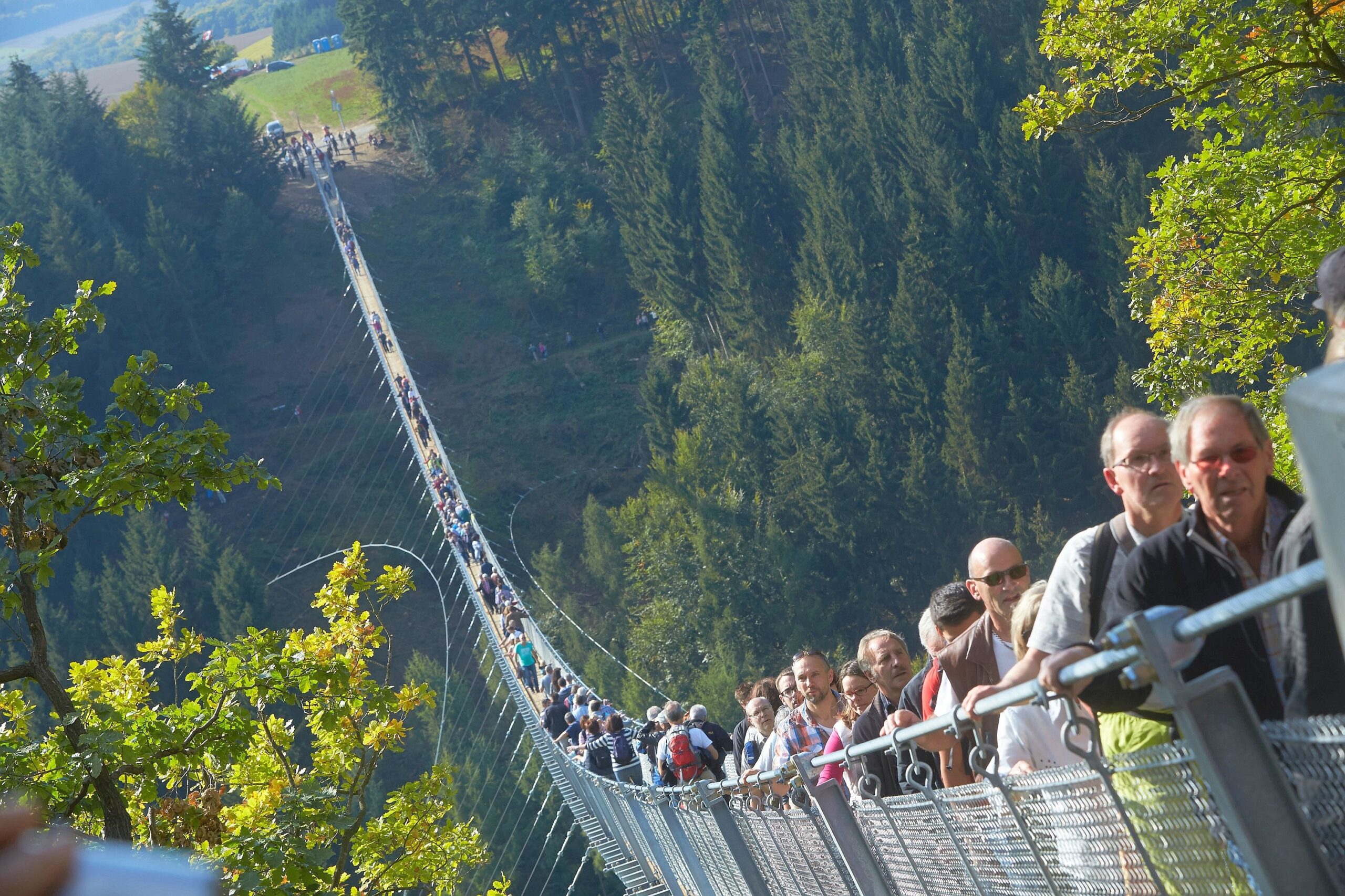 Spektakuläres Bauwerk: In einem Seitental der Mosel ist jetzt die längste Hängeseilbrücke Deutschlands eröffnet worden...