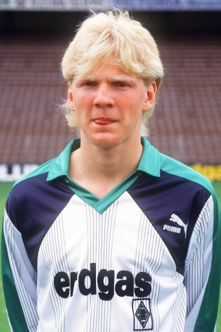 19 Jahre, blonde Mähne, erster Profivertrag: Borussia Mönchengladbach verpflichtete Stefan Effenberg zur Saison 1987/88 vom SC Viktoria Hamburg. Der Mittelfeldspieler erkämpfte sich schnell einen Stammplatz und wurde erstmals für den FC Bayern München interessant, der ihn 1990 für umgerechnet zwei Millionen Euro kaufte. Bereits zwei Jahre später zo Effenberg weiter und wechselte zum AC Florenz.