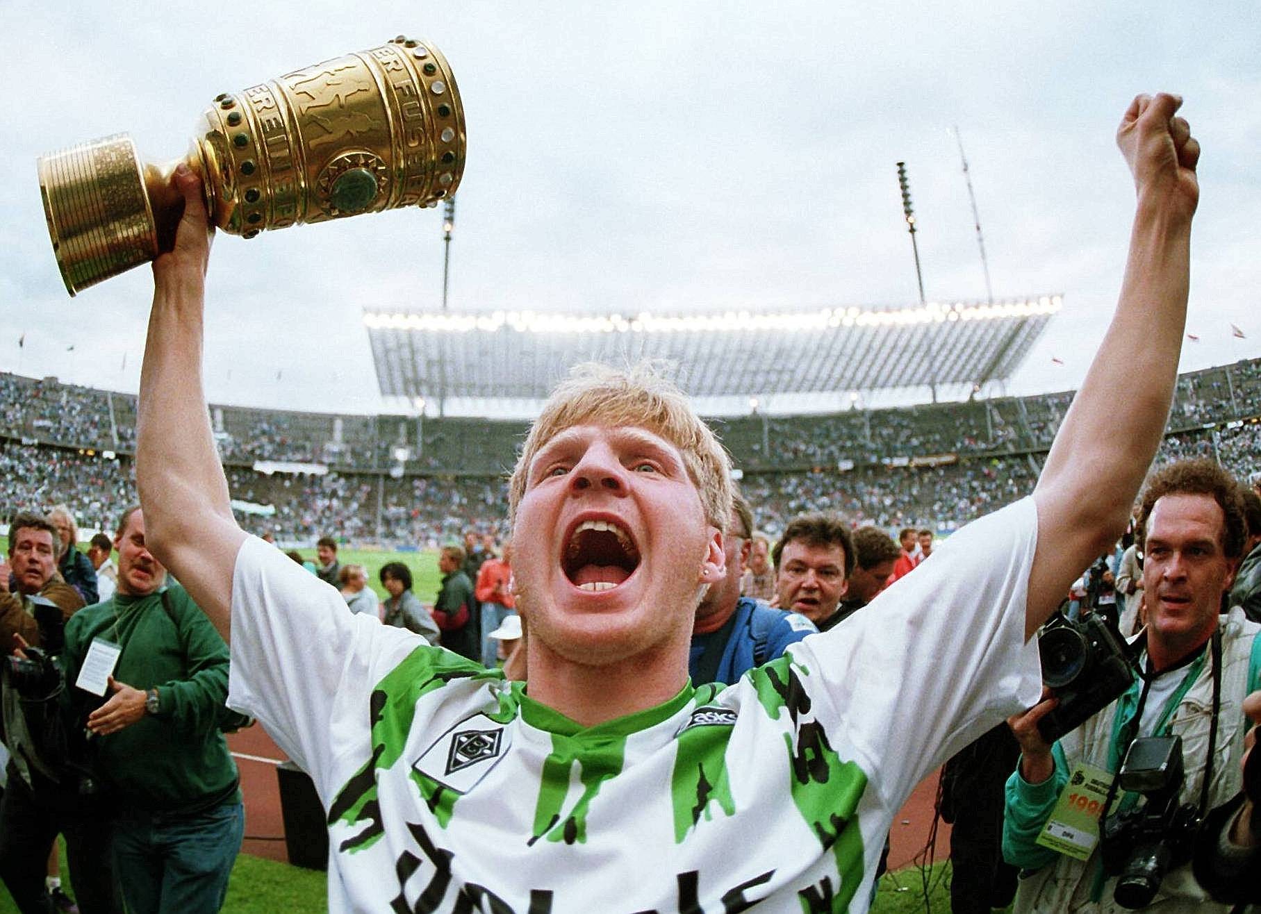 Mit Borussia Mönchengladbach feierte Stefan Effenberg seinen ersten Titel. Mit langen Schritten und präzisen Pässen führte der die Fohlenelf ins DFB-Pokalfinale nach Berlin, wo der Favorit den damaligen Zweitligisten VfL Wolfsburg mit 3:0 besiegte. Effenberg erzielte das vorentscheidende 2:0.