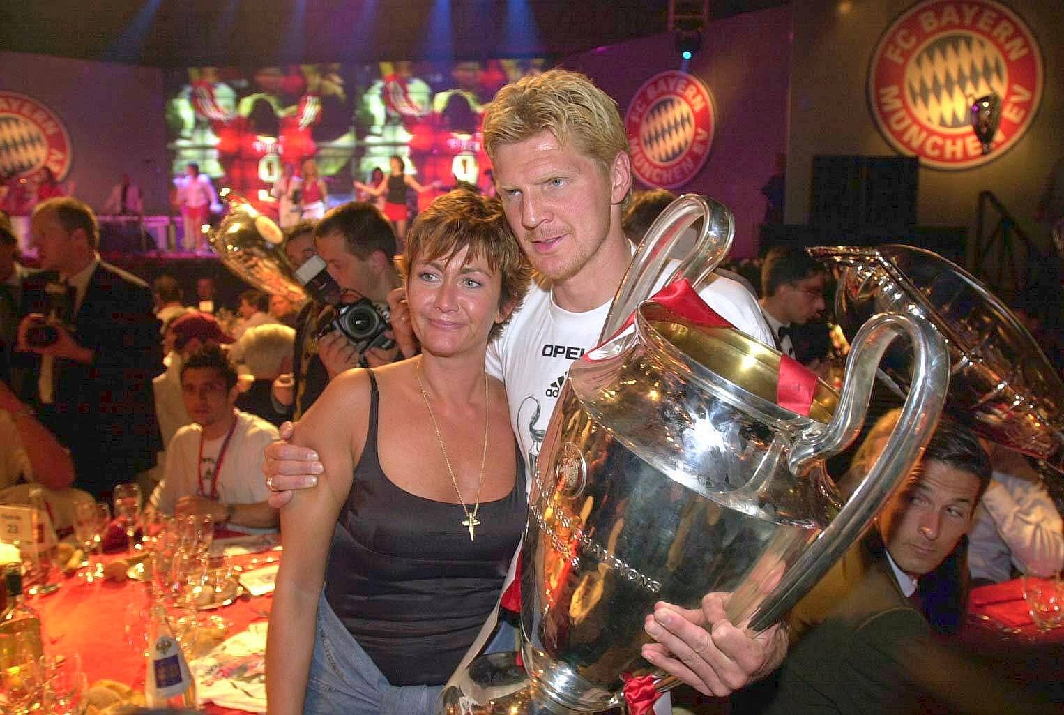 Den Champions-League-Triumph feierte Effenberg noch mit seiner Ehefrau Martina. Ein Jahr später trennte sich das Paar. Der Tiger kam mit Claudia Strunz zusammen, der Frau seines Mitspielers Thomas Strunz.