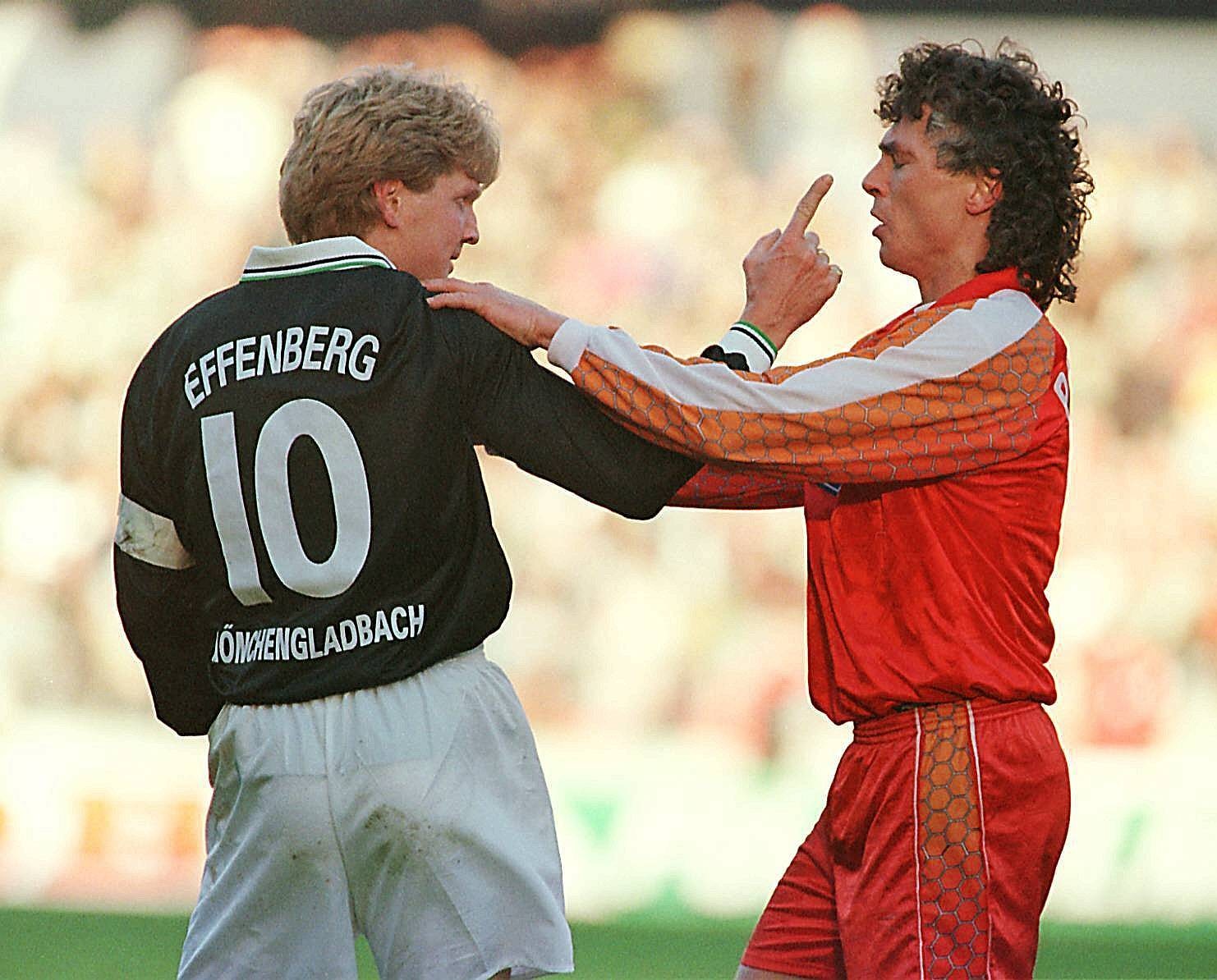 Effenberg war ein streitbarer Charakterkopf, der selten einen Konflikt scheute. Im Derby gegen den 1. FC Köln geriet er mit Torjäger Toni Polster aneinander.