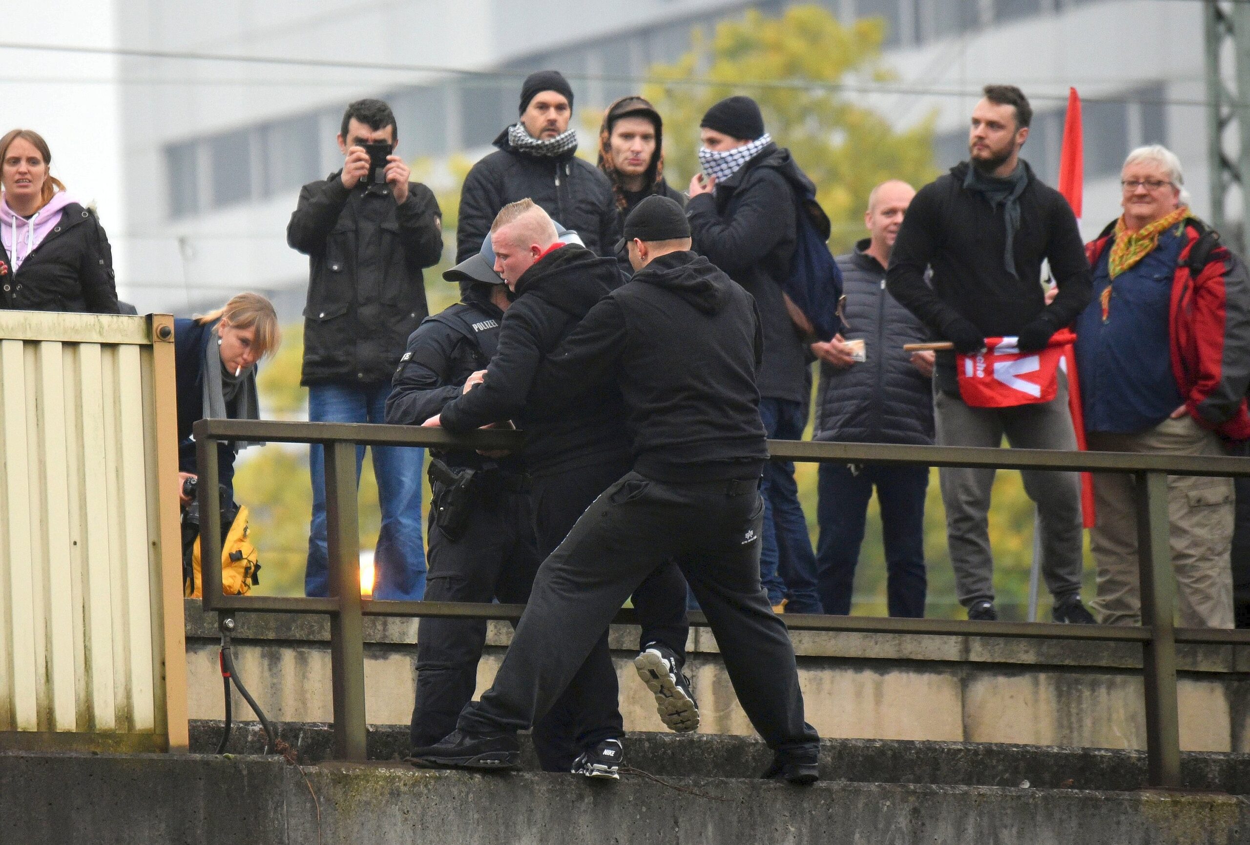 Teilnehmer versuchen vor der Hogesa-Kundgebung an Gegendemonstranten vorbei zum Kundgebungsort zu kommen.