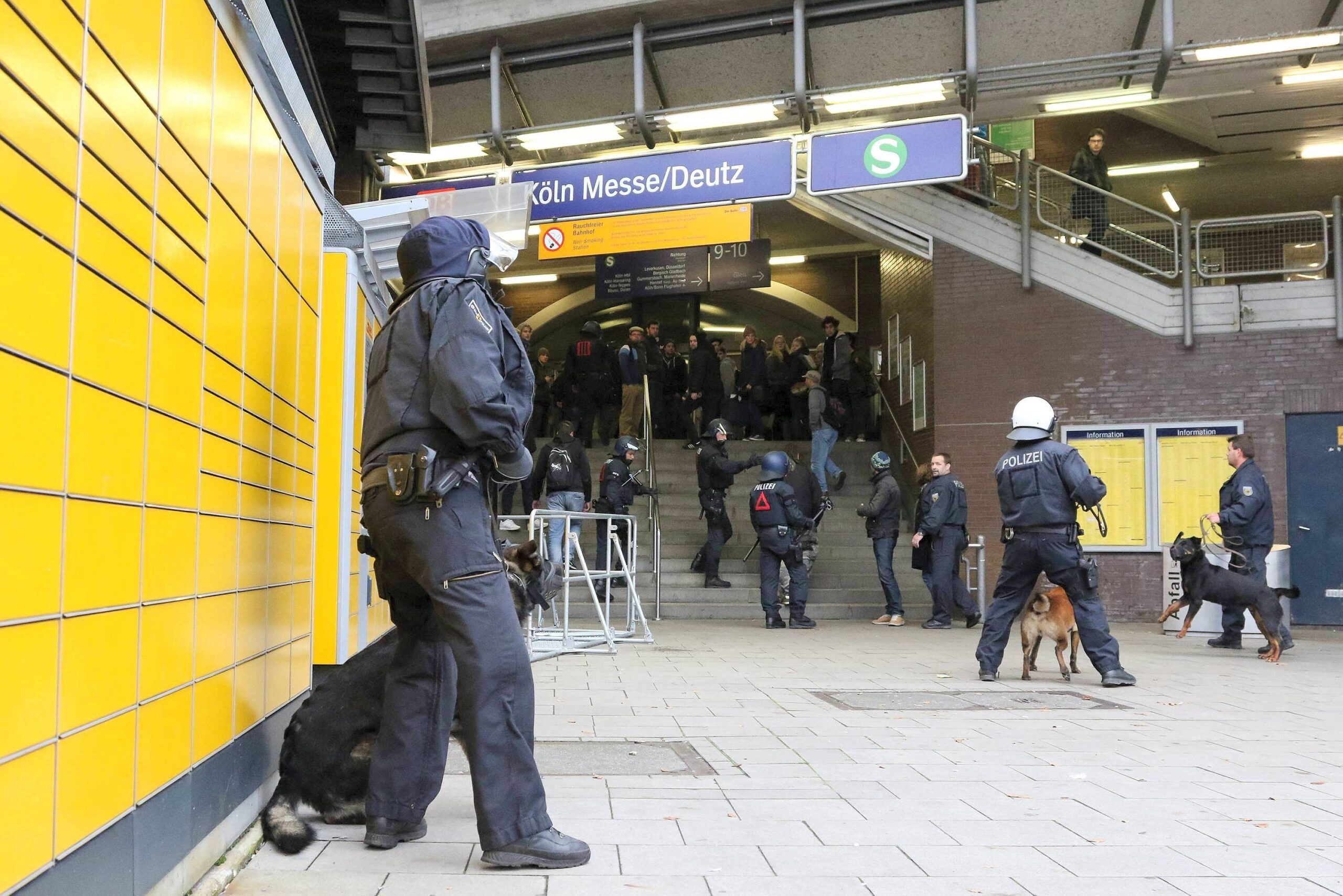 Am Bahnhof Köln Messe/Deutz trennt die Polizei linke und rechte Demonstranten. Bei Ausschreitungen zwischen linken und rechten Demonstranten hat es im Vorfeld der Demo bereits Verletzte und Festnahmen gegeben.