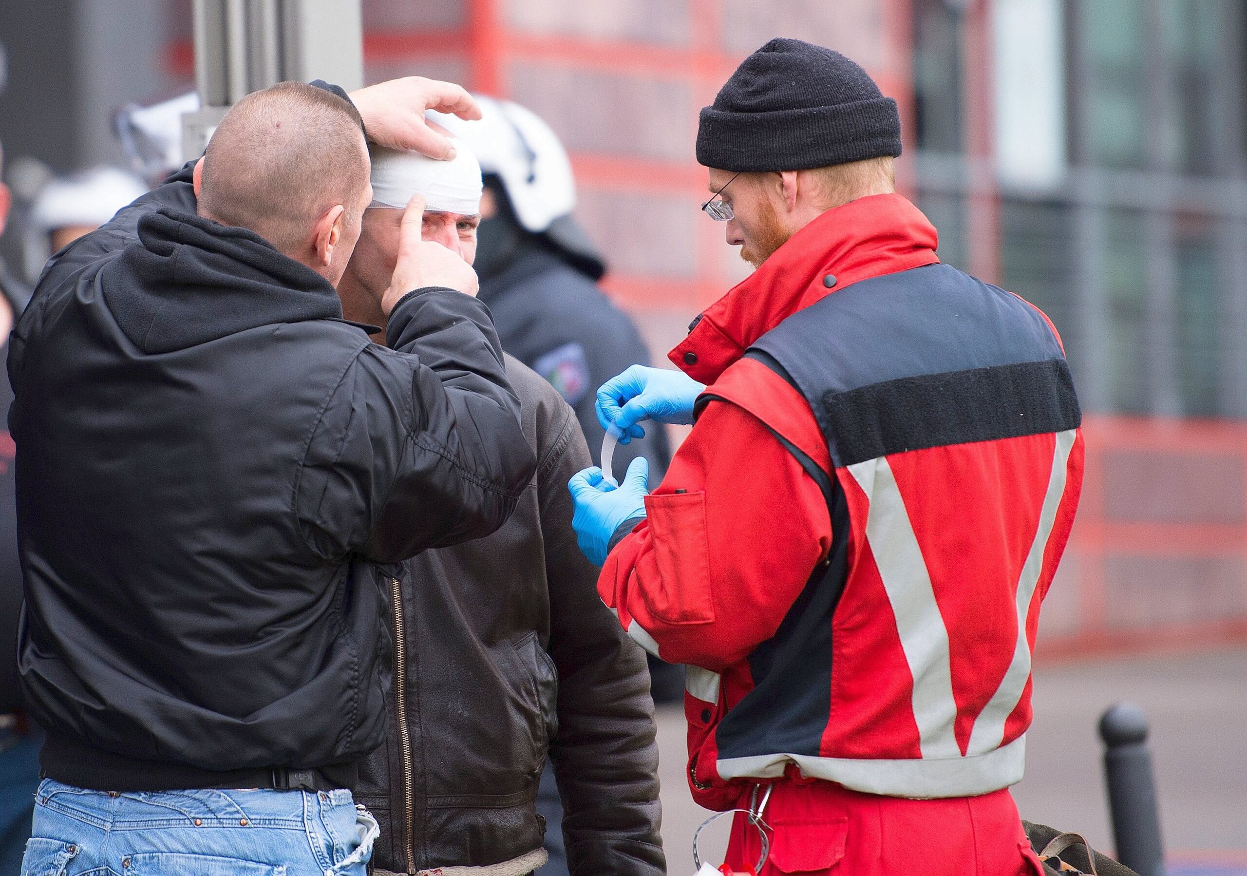 Ein Sanitäter behandelt einen Teilnehmer der Hogesa-Demo.