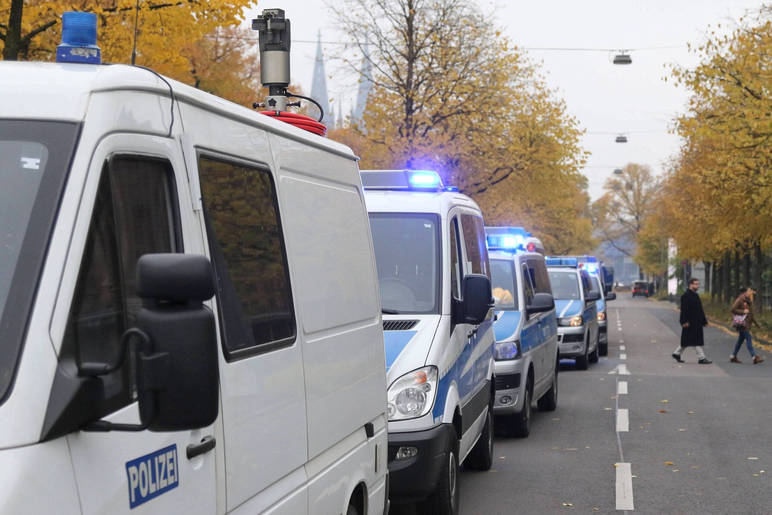 Insgesamt war die Polizei mit 3500 Beamten in Köln im Einsatz.