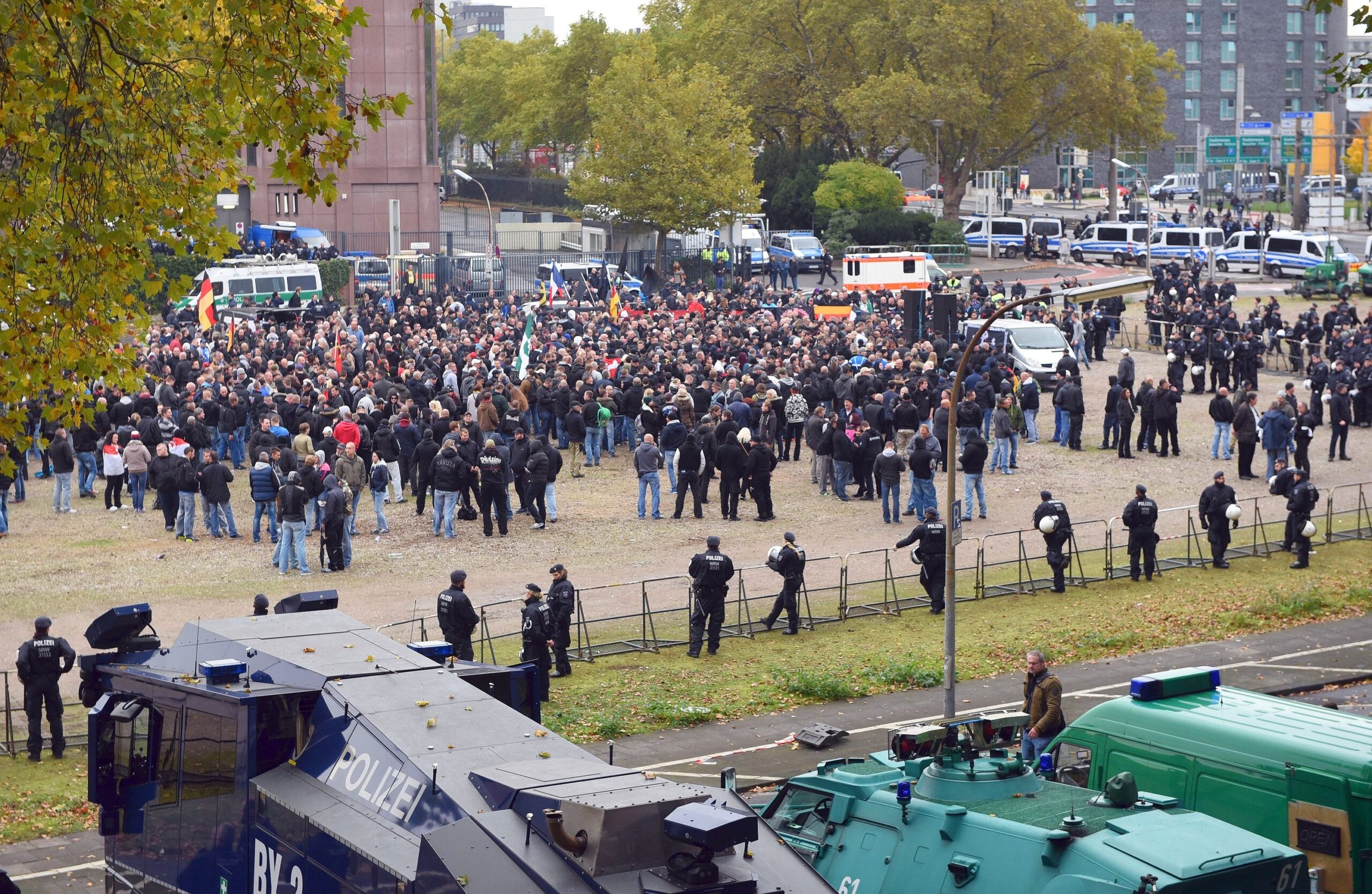 ...die Polizei war mit 3500 Kräften vor Ort...