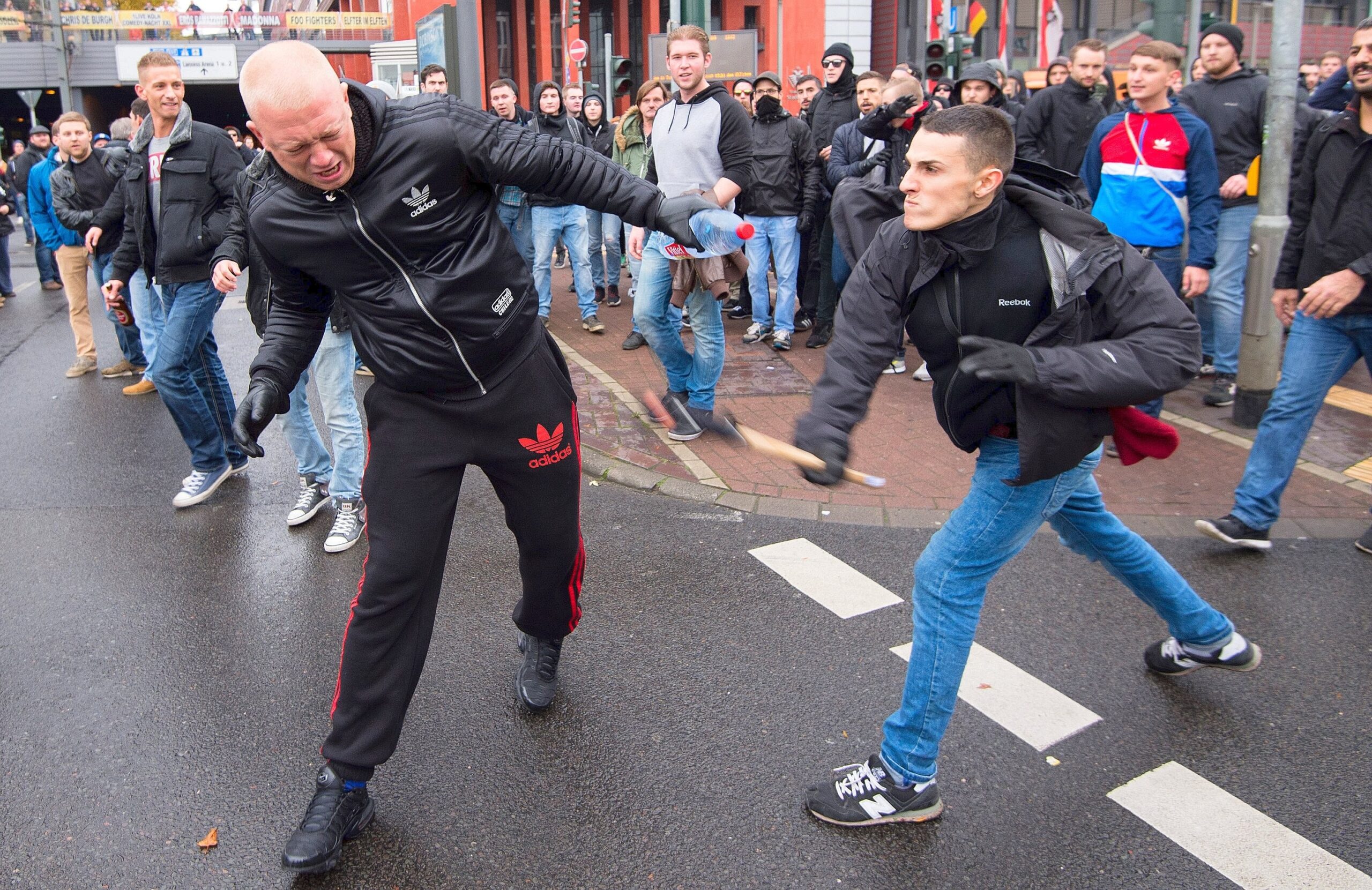 Ein dpa-Fotograf dokumentiert, wie ein Gegendemonstrant offenbar gegen einen Hogesa-Sympatisanten handgreiflich wird und dabei wohl eine Art Schlagstock einsetzt.