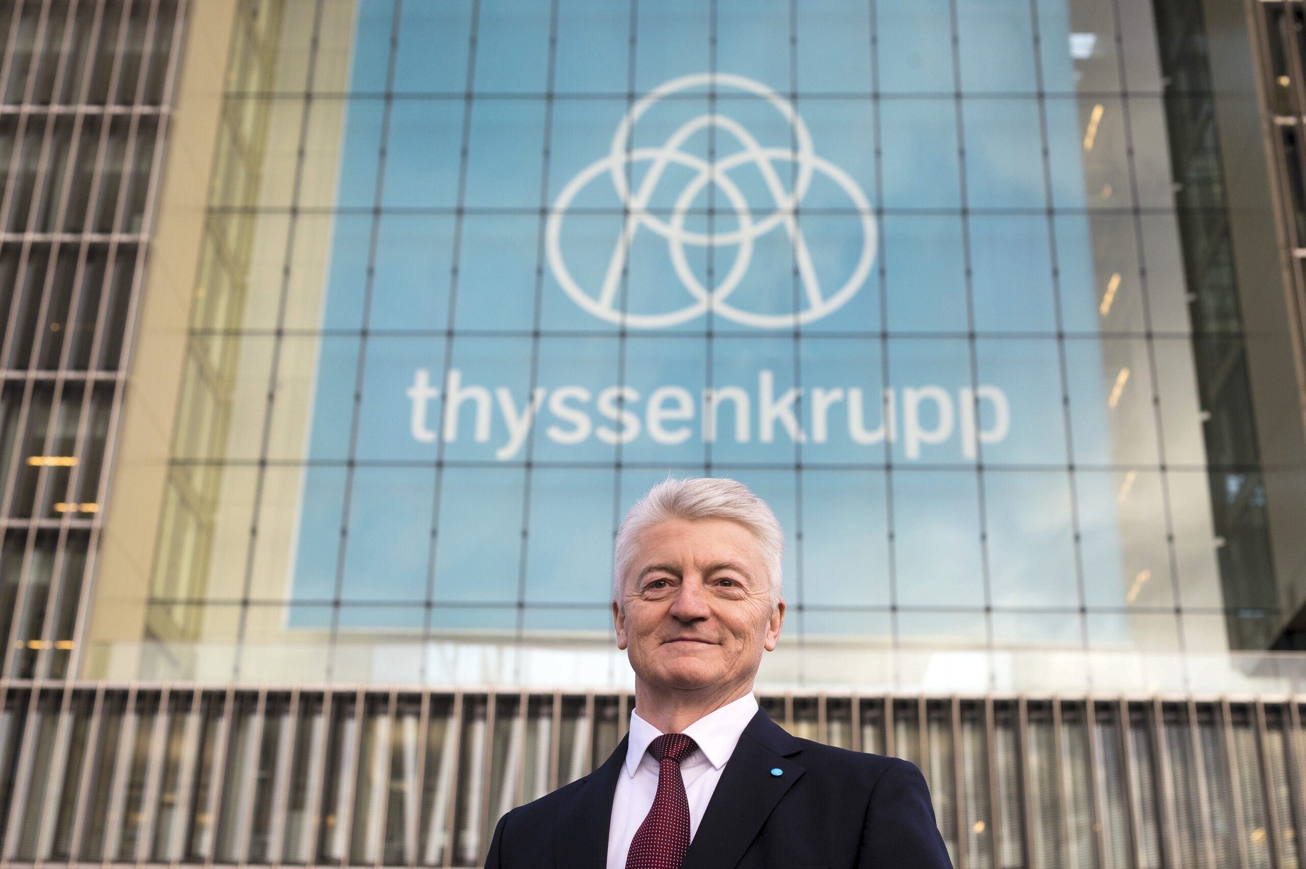 Thyssen-Krupp-Vorstandsvorsitzender Heinrich Hiesinger vor dem neuen Logo.