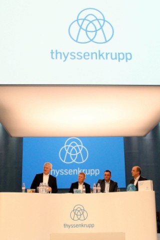 Der Vorstandsvorsitzende Heinrich Hiesinger, Finanzvorstand Guido Kerkhoff, Arbeitsdirektor Oliver Burkhard und Donatus Kaufmann, Vorstand für Europa und Nordamerika (von links nach rechts) stellen während einer Pressekonferenz das neue Thyssen-Krupp-Logo vor.