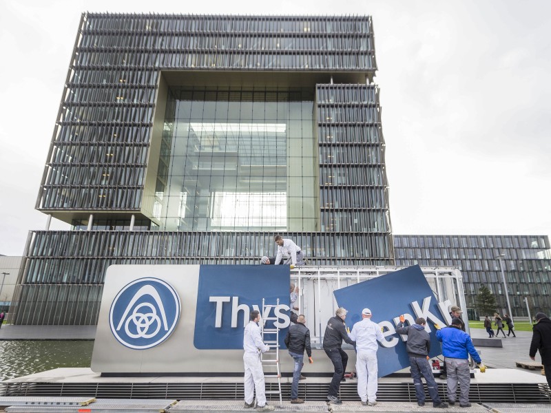 Am Mittwoch montierten Arbeiter das alte Logo vor der Thyssen-Krupp-Zentrale ab.