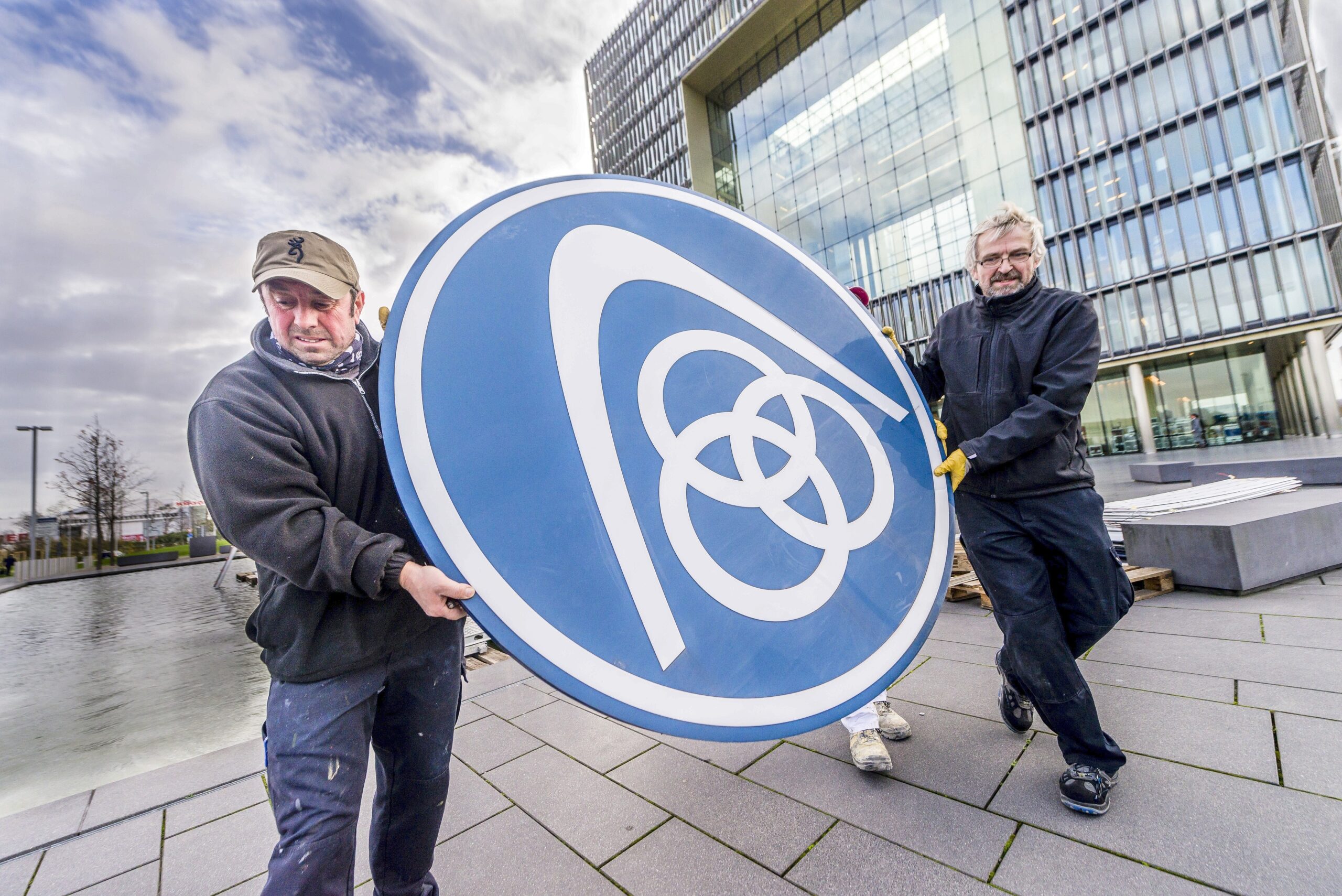 Am Mittwoch montierten Arbeiter das alte Logo vor der Thyssen-Krupp-Zentrale ab.