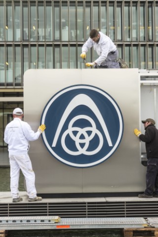 Am Mittwoch montierten Arbeiter das alte Logo vor der Thyssen-Krupp-Zentrale ab.