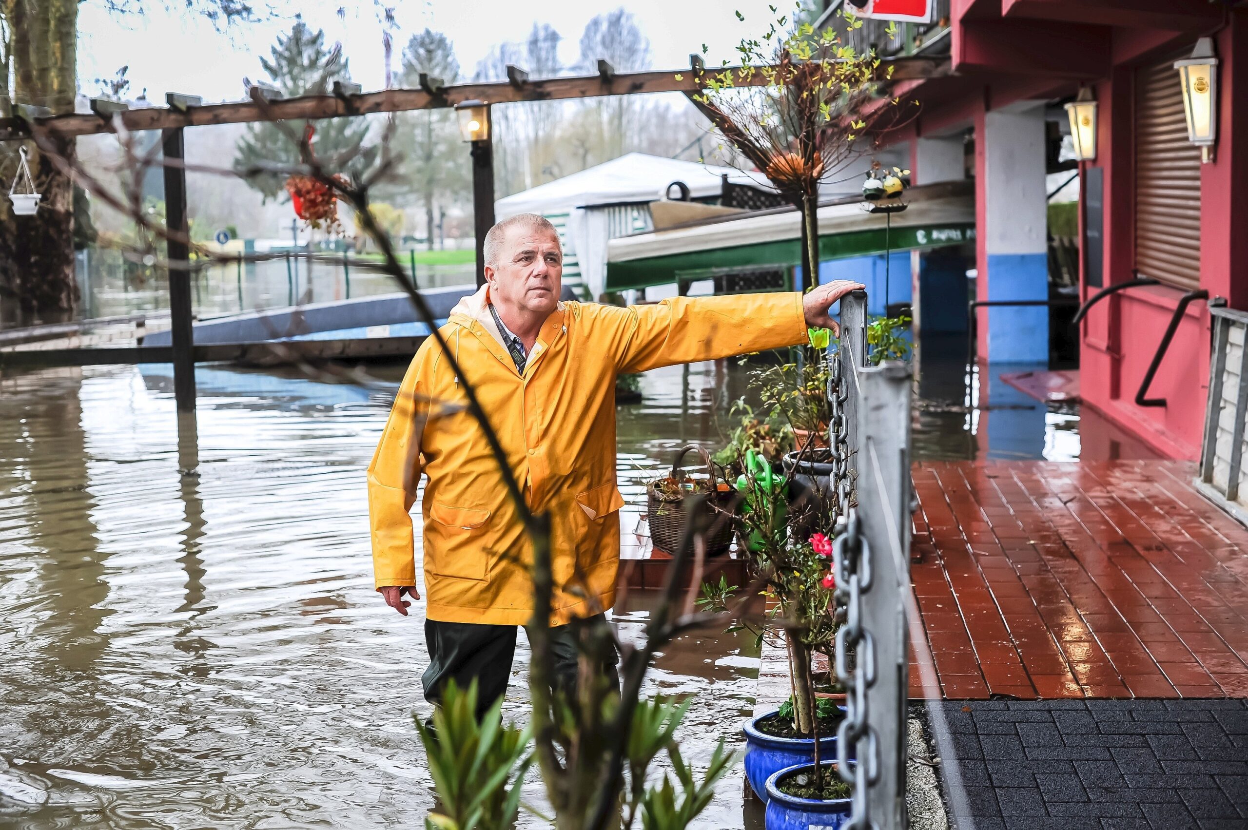 Ratko Patkovic watet mit Gummistiefeln durch das Hochwasser der Ruhr, das die Terasse eines Ausflugsokals  in Bochum Dahlhausen am Dienstag, den 01. Dezember 2015 übeflutet hat.