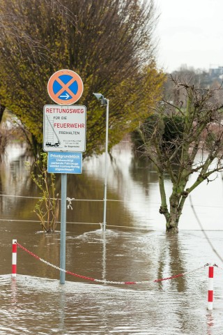 Winter 2015 in Hattingen, Hochwasser der Ruhr, weite gebiete sind überschwemmt und Verkehrswege, vor allem der Radweg Leinpfad wurden gesperrt, hier Isenberg Weg mit Fließwasser.