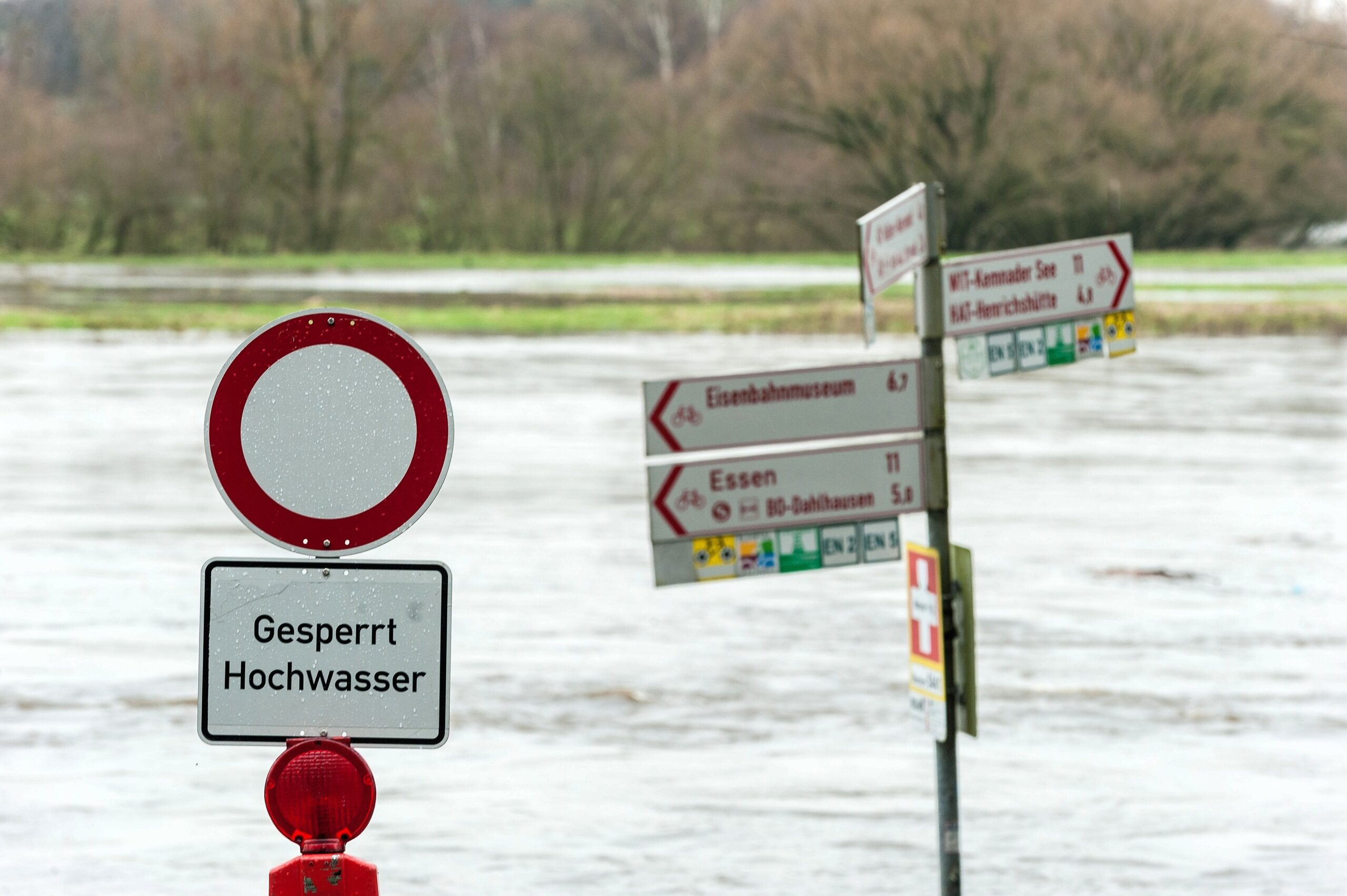 Winter 2015 in Hattingen, Hochwasser der Ruhr, weite gebiete sind überschwemmt und Verkehrswege, vor allem der Radweg Leinpfad wurden gesperrt, hier Isenberg Weg mit Fließwasser.
