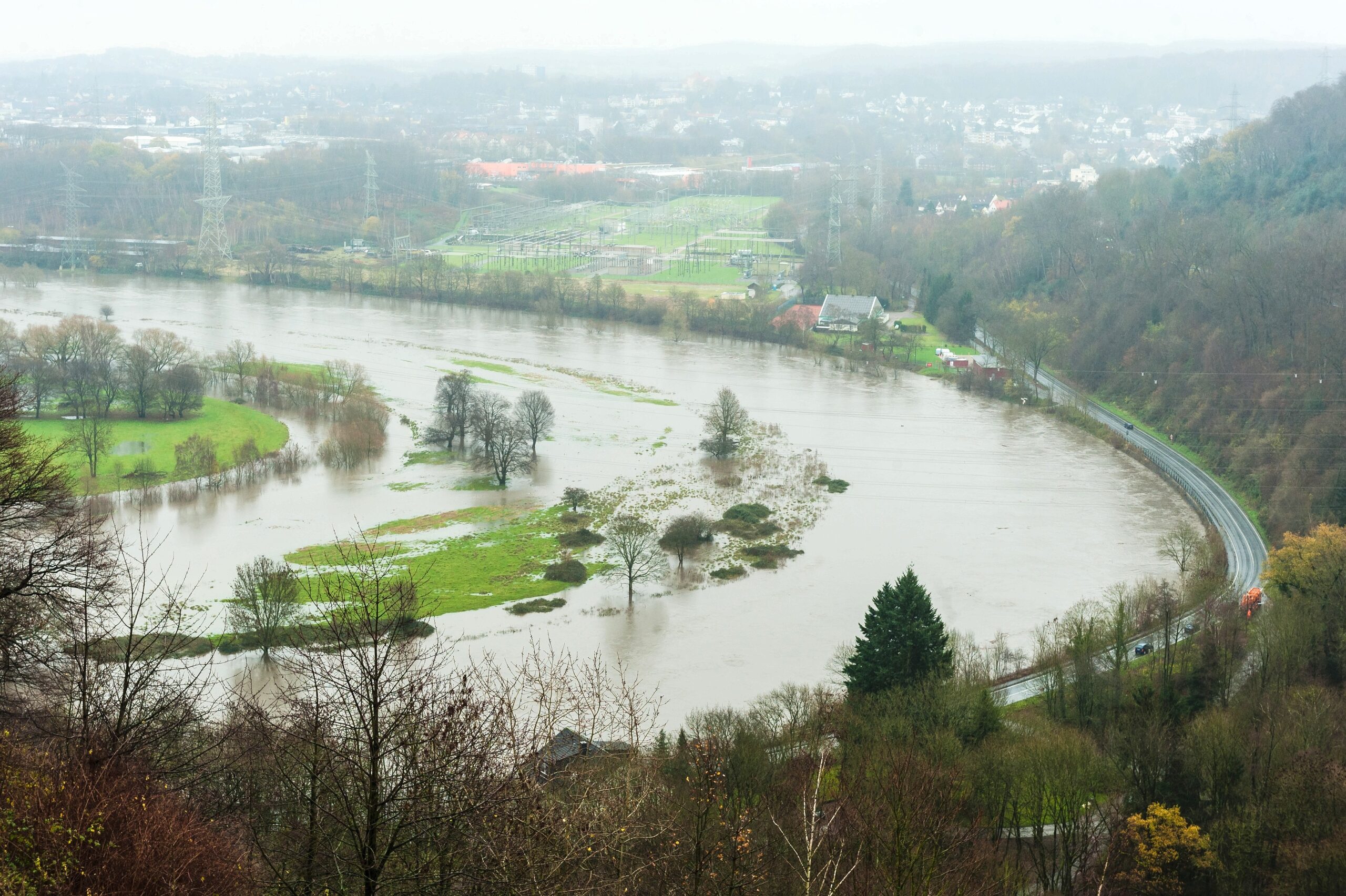 Winter 2015 in Hattingen, Hochwasser der Ruhr, weite gebiete sind überschwemmt und Verkehrswege, vor allem der Radweg Leinpfad wurden gesperrt, hier Blick von der Isenburg Ruine aus auf den Ruhrbogen an der Isenbergstraße, die Ruhrauen sind weitesgehend überflutet.
