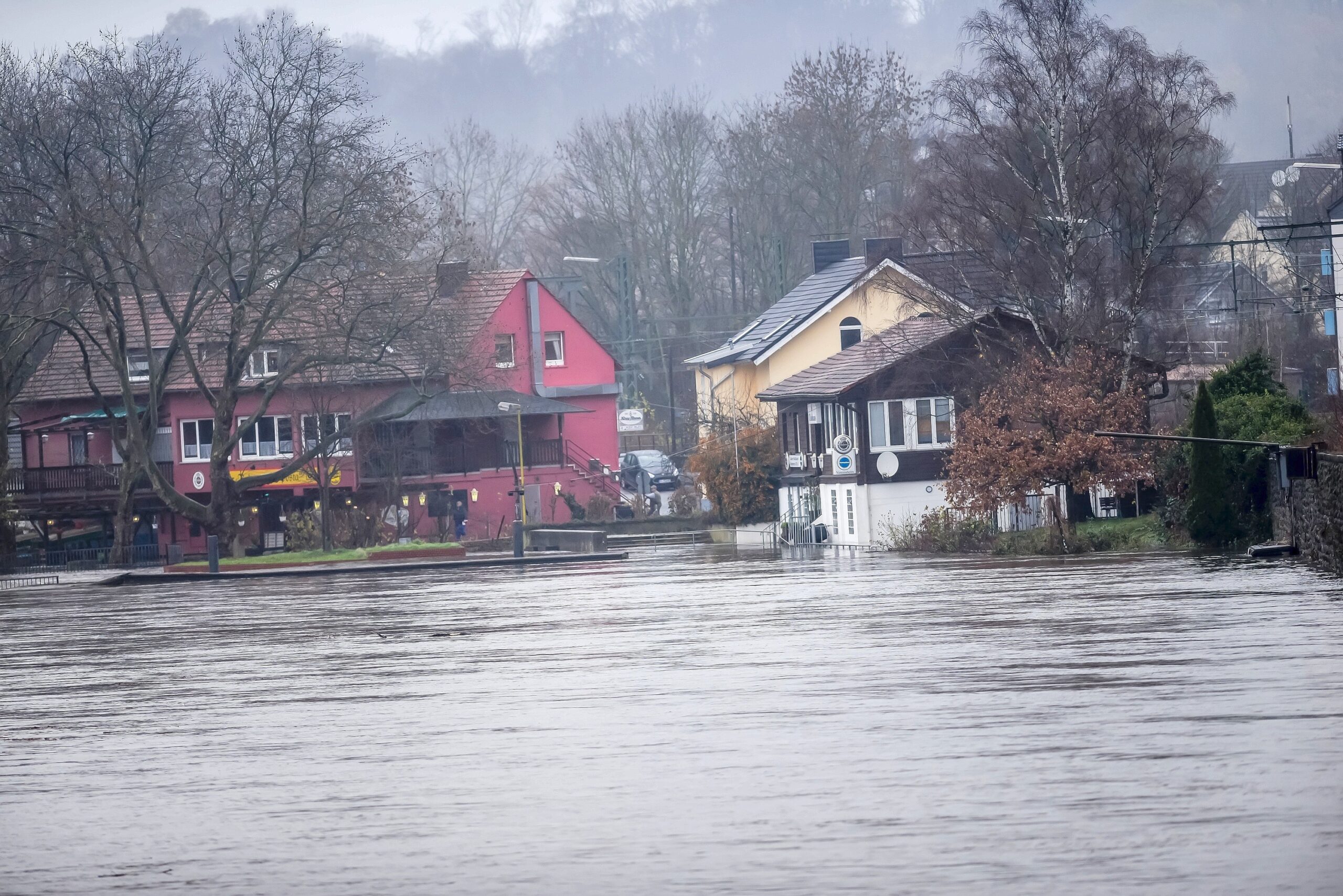 Hochwasser hat Ausflugslokale an der Ruhr in bochum Dahlhausen überflutet  am Dienstag, den 01. Dezember 2015. Foto: Ingo Otto / Funke Foto Services