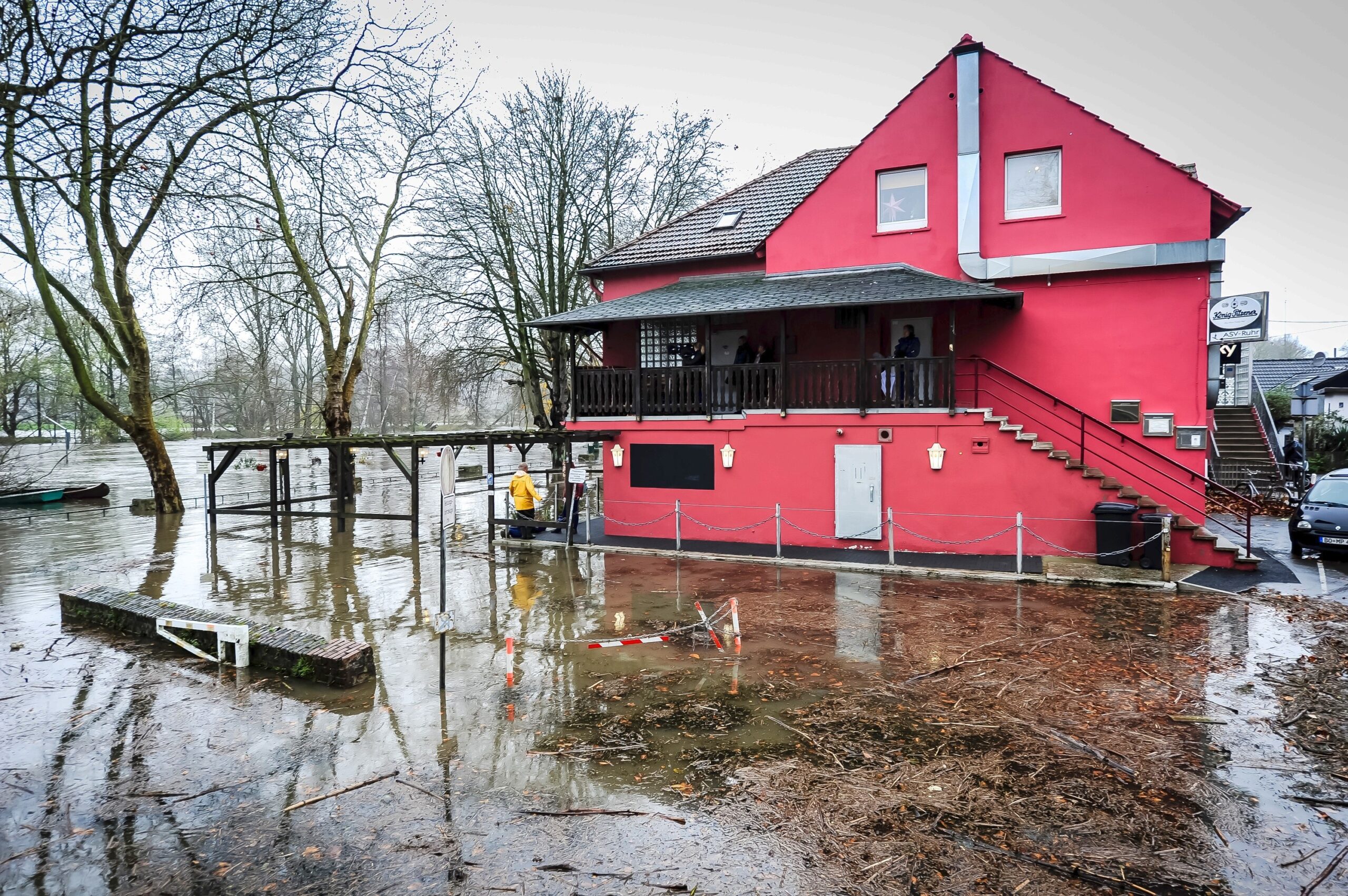 Hochwasser hat die Terasse des Ausfluglokals Ruhr Bodega an der Ruhr in Bochum Dahlhausen überflutet am Dienstag, den 01. Dezember 2015. Foto: Ingo Otto / Funke Foto Services