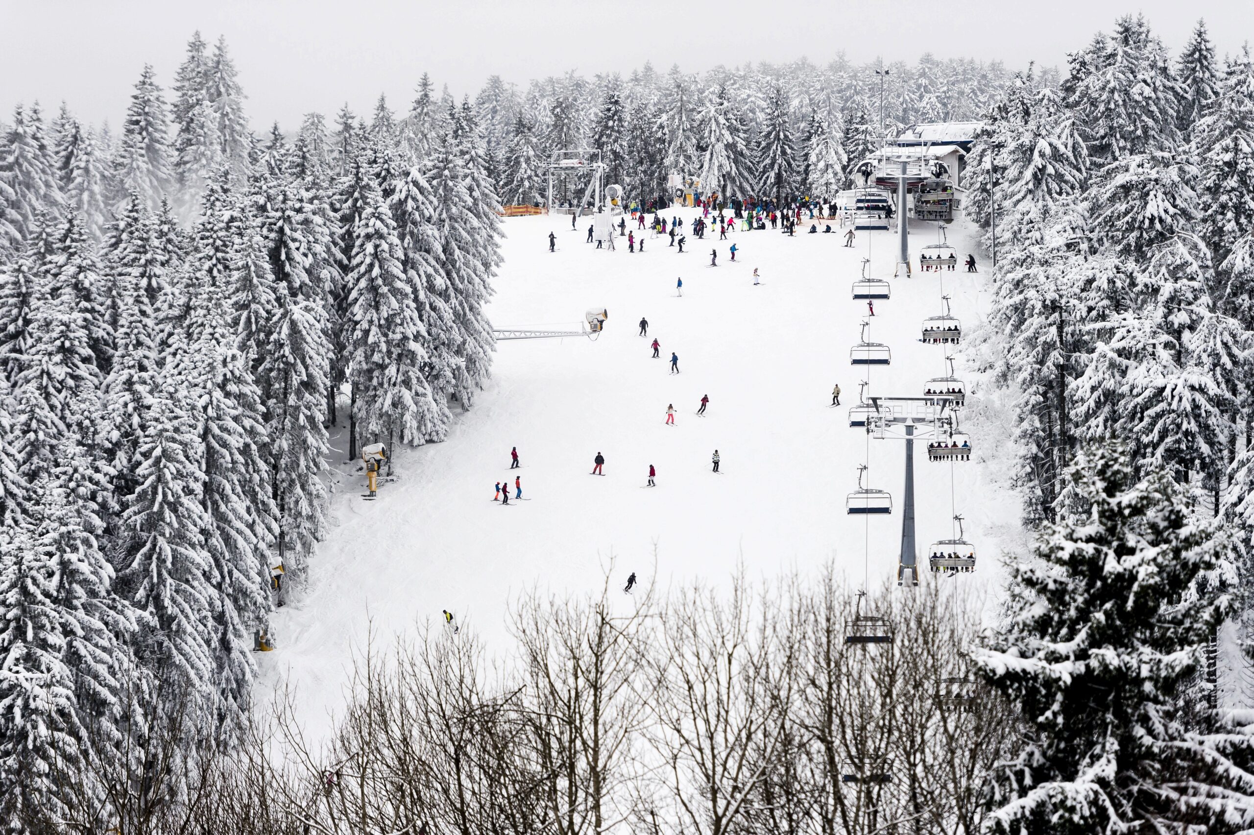 Das erste Winter-Wochenende mit richtig Schnee lockte tausende Skifans in die Berge rund um den Kahlen Asten.
