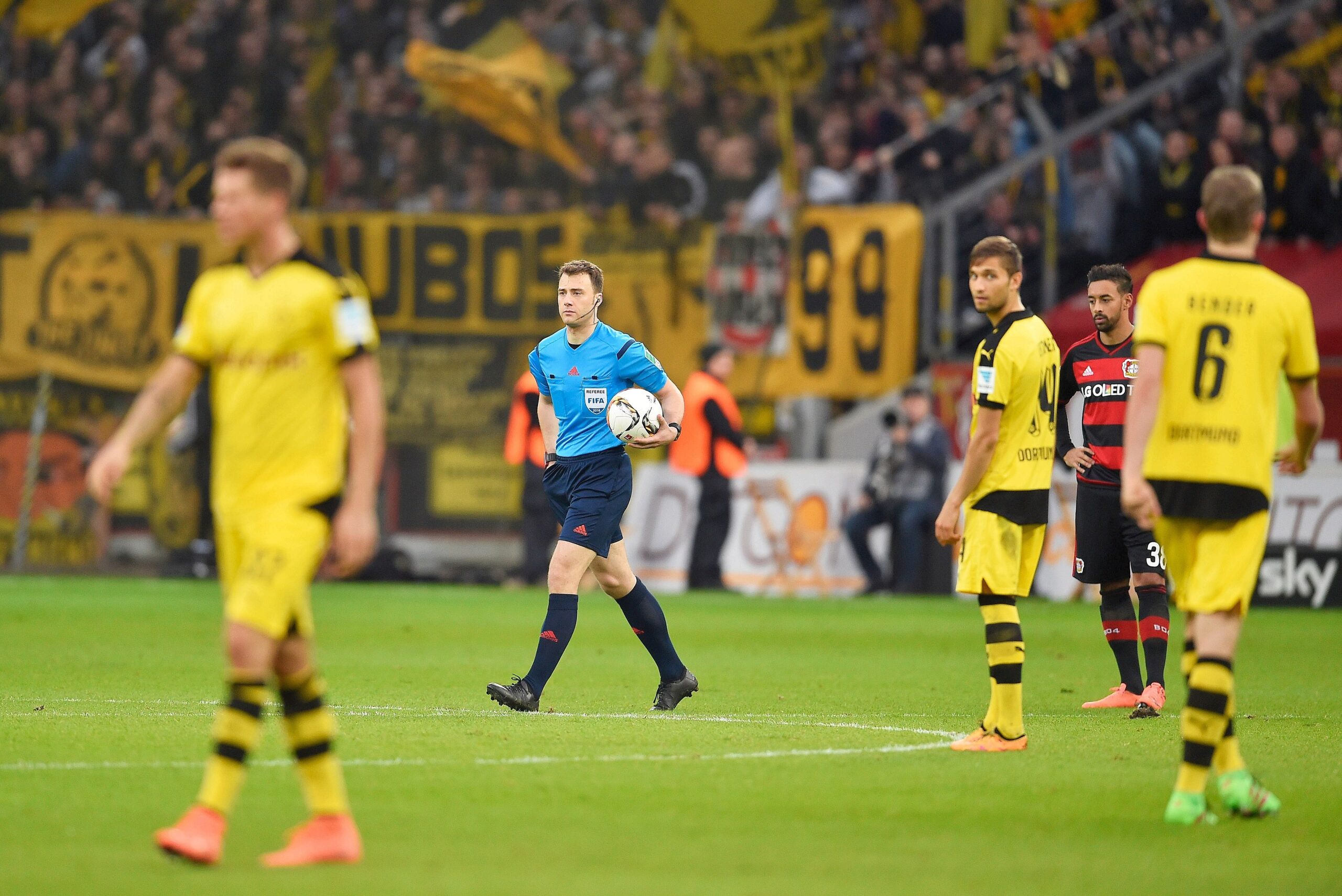 In einem umkämpften Bundesliga-Spitzenspiel bei Bayer Leverkusen fand der BVB das glücklichere Ende: Nach einem Treffer durch Pierre-Emerick Aubameyang siegte Borussia Dortmund mit 1:0. Für Aufregung sorgte Schiedsrichter Felix Zwayer, der das Spiel für zehn Minuten unterbrach. Bayer-Trainer Roger Schmidt war seiner Anweisung, auf die Tribüne zu gehen, nicht gefolgt.